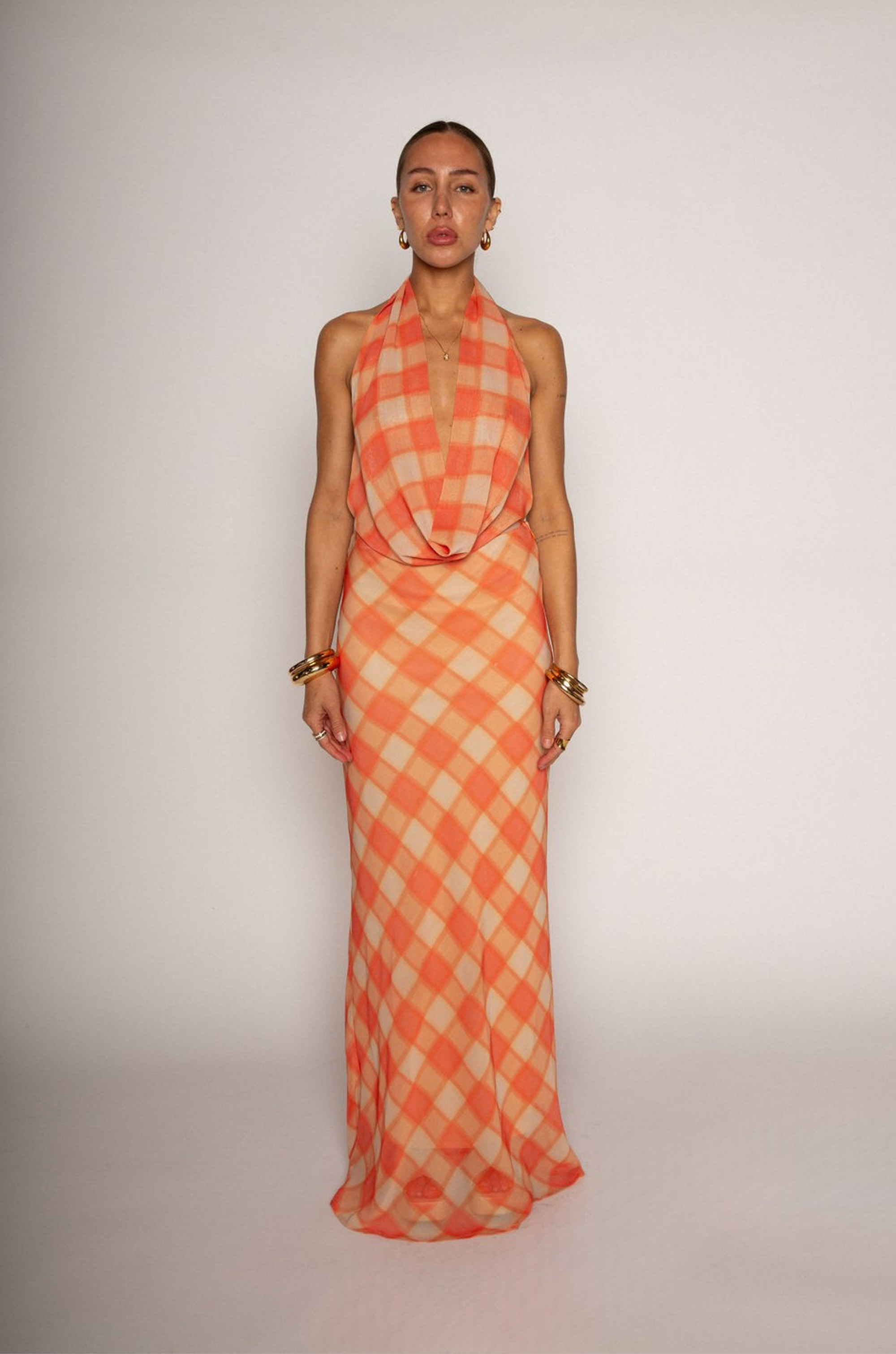 Printed crinkle woven chiffon maxi dress
Cowl neck
Fixed halter neckline strap
Side hook and eye and zipper closures
Adjustable back strap
Elastic back
Fully Lined
Orange plaid cowl neck maxi dress
summer wedding guest dress
summer maxi dress
