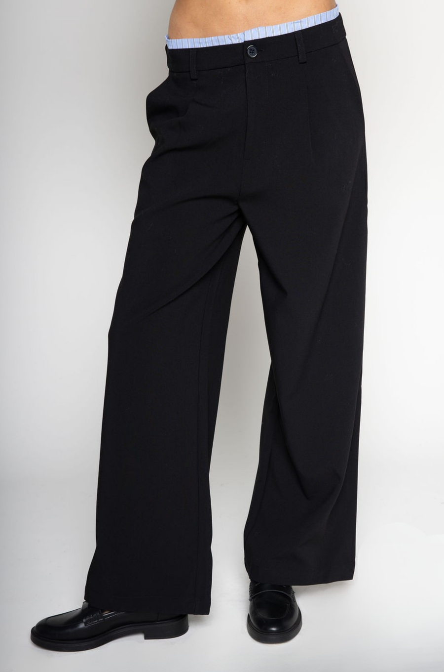 Stretch trouser pants
Trimmed waist
Button and zipper fly
Side pockets
Faux back pockets
Unlined
black trouser pants
cute work pants
fall outfit