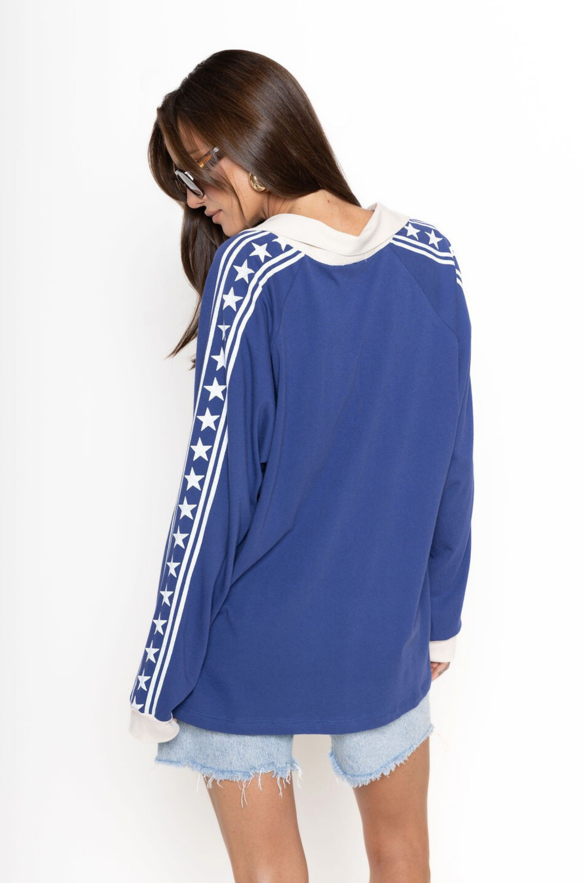 Raglan Rugby Long Sleeve
Featuring a shoutout to Los Angeles across the chest
Star detailed sleeves
Oversized fit
Collar and placket
Blue LA long sleeve top
Dodgers top