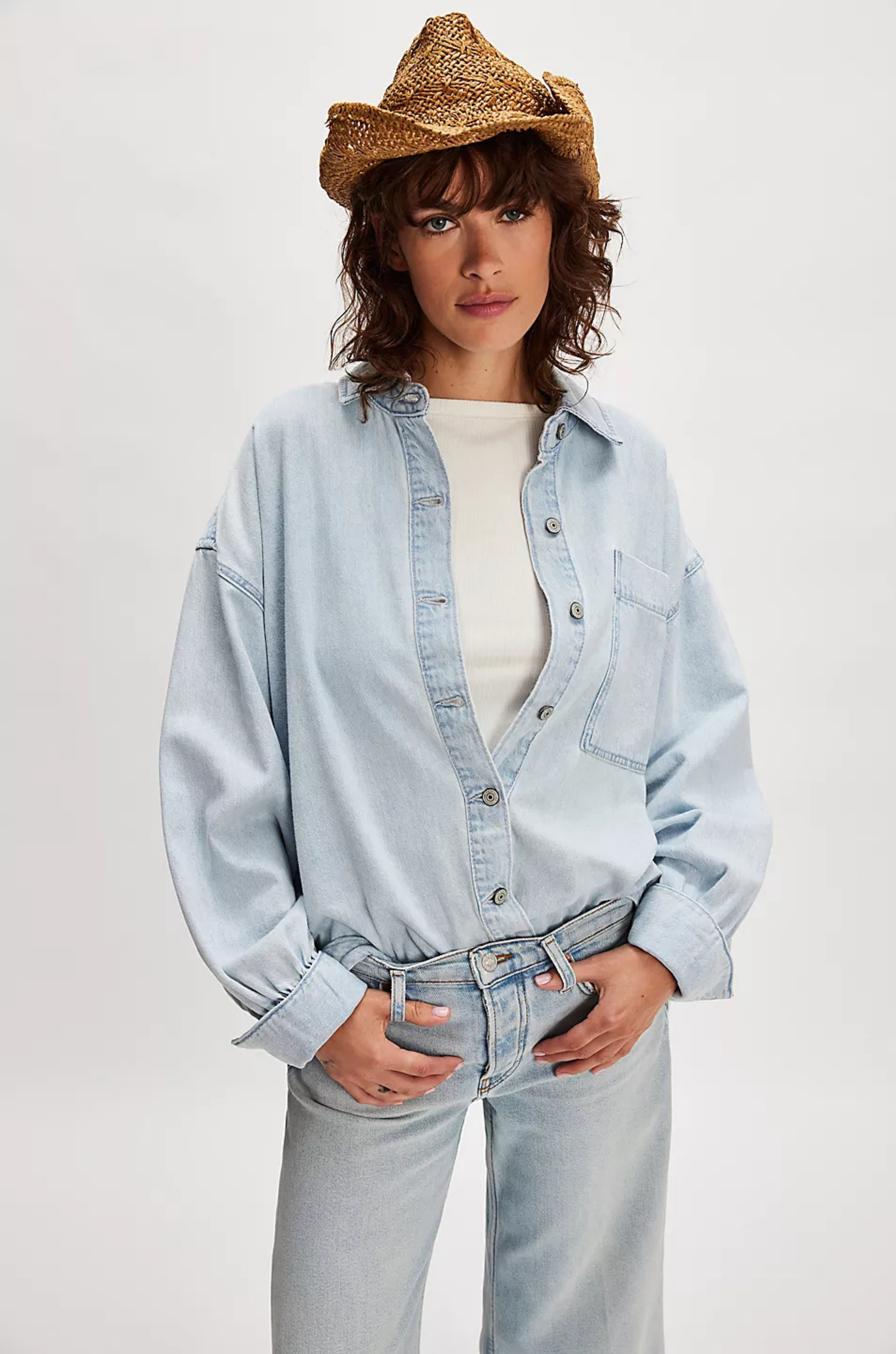 Oversized denim shirt
Front button down closure
Classic chambray denim
Collared neckline
Patch pockets
Drop-shoulder balloon sleeves