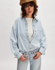Oversized denim shirt
Front button down closure
Classic chambray denim
Collared neckline
Patch pockets
Drop-shoulder balloon sleeves