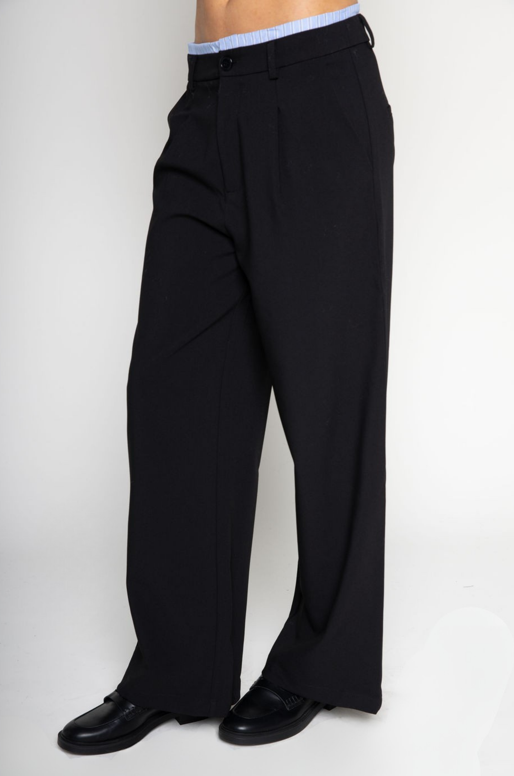 Stretch trouser pants
Trimmed waist
Button and zipper fly
Side pockets
Faux back pockets
Unlined
black trouser pants
cute work pants
fall outfit