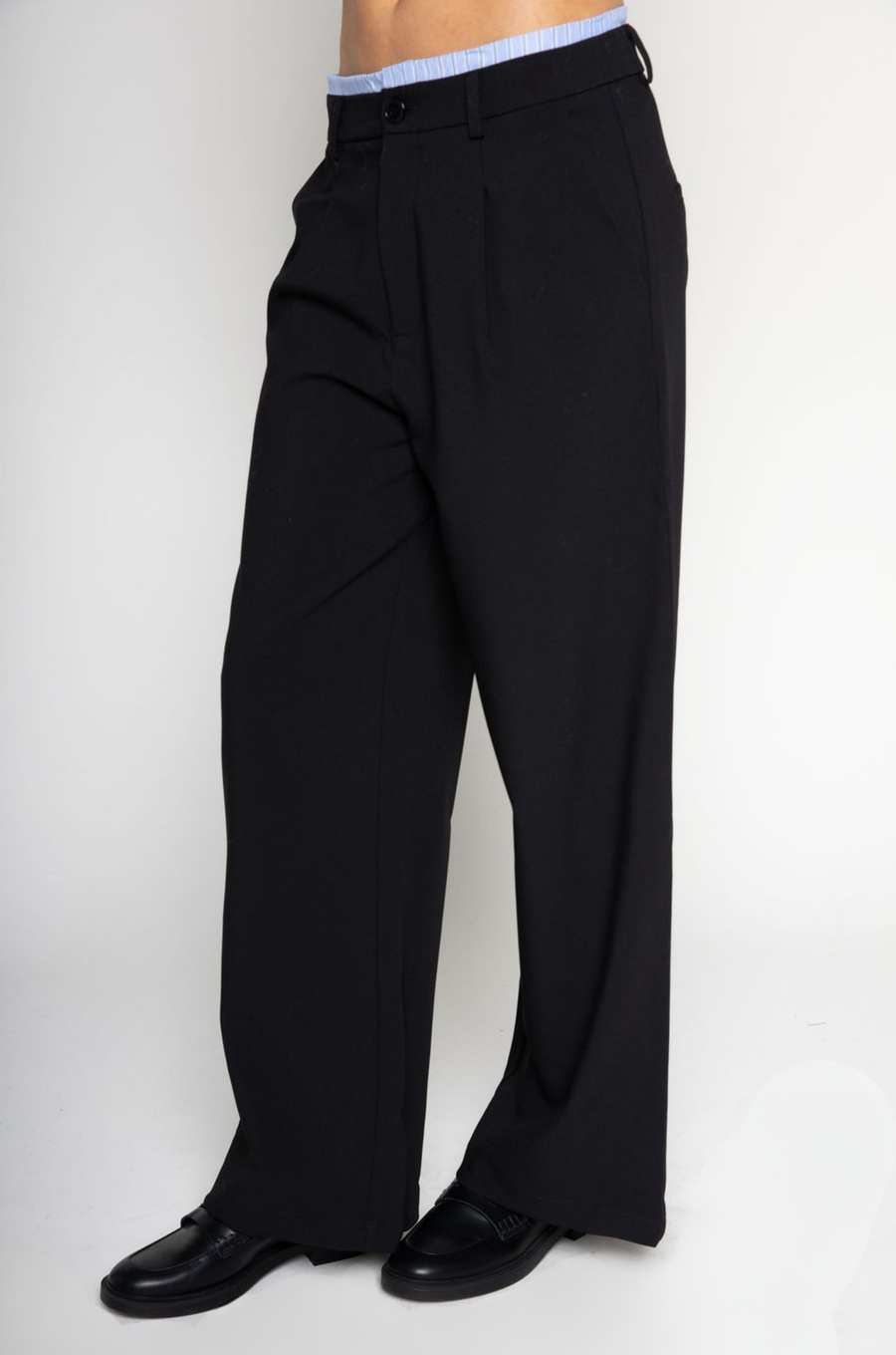 Stretch trouser pants
Trimmed waist
Button and zipper fly
Side pockets
Faux back pockets
Unlined
black trouser pants
cute work pants
fall outfit