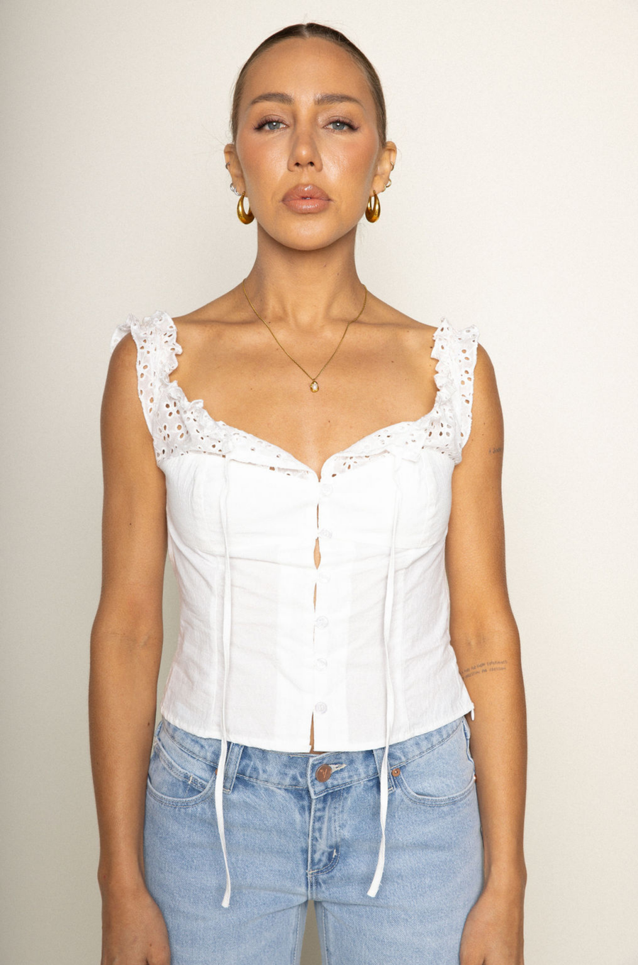 white Woven eyelet off the shoulder top
Button down closure
Faux front tie
Unlined
summer top
spring top