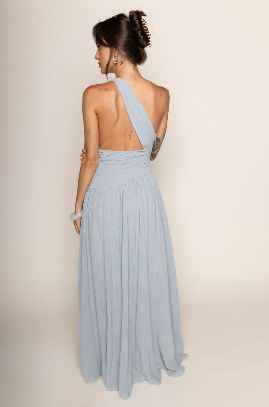 Woven linen halter maxi dress
V-neckline
Side slit
Raw edge
Partially lined
blue wedding guest dress
blue lightweight linen cotton maxi dress
