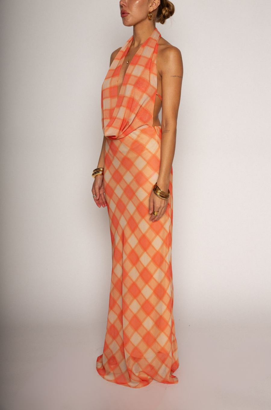 Printed crinkle woven chiffon maxi dress
Cowl neck
Fixed halter neckline strap
Side hook and eye and zipper closures
Adjustable back strap
Elastic back
Fully Lined
Orange plaid cowl neck maxi dress
summer wedding guest dress
summer maxi dress
