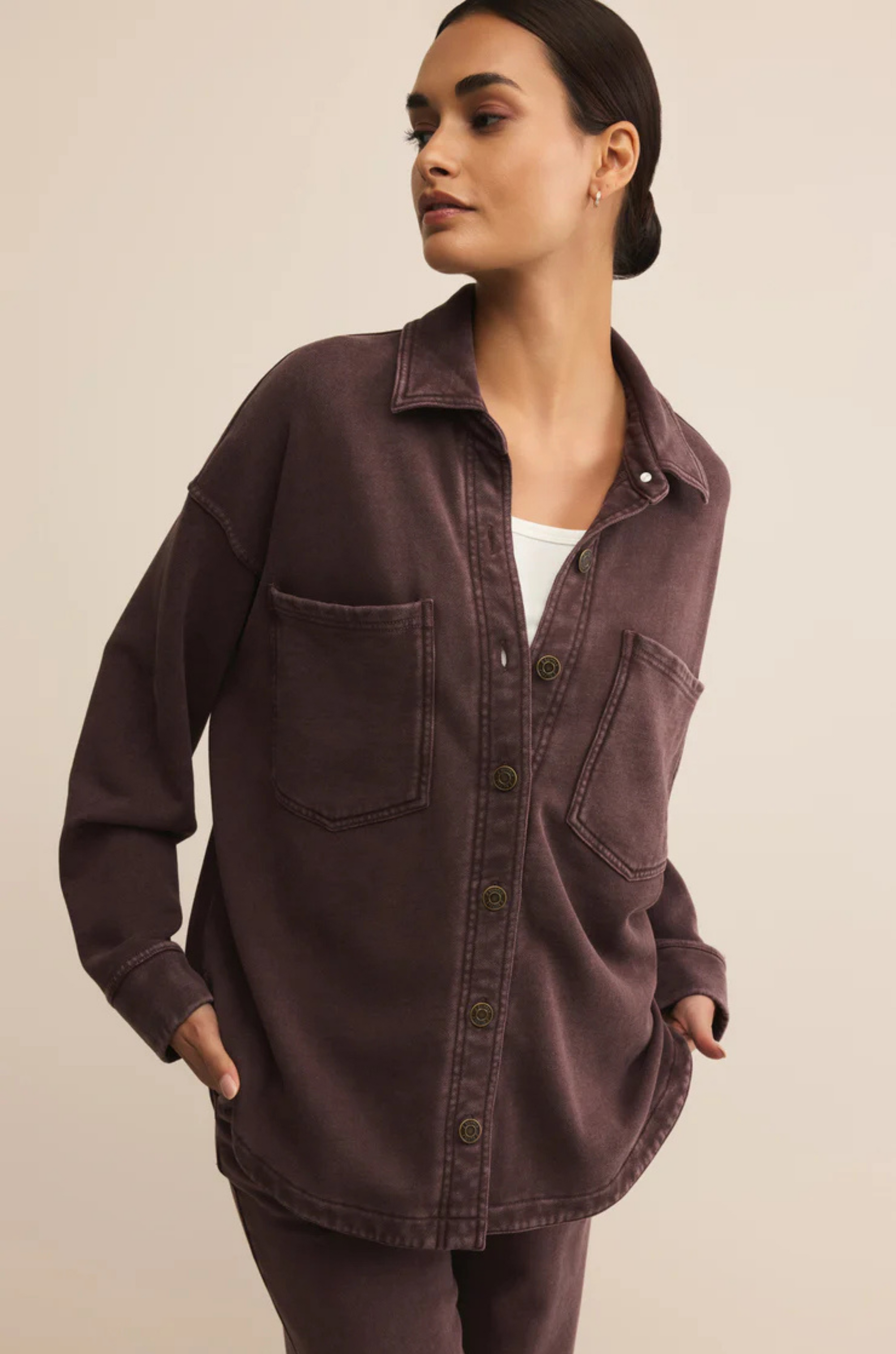 Oversized button down shirt jacket
Relaxed fit
Collared
Long sleeve
Button front
2 front patch pockets
brown shirt jacker
brown shacket