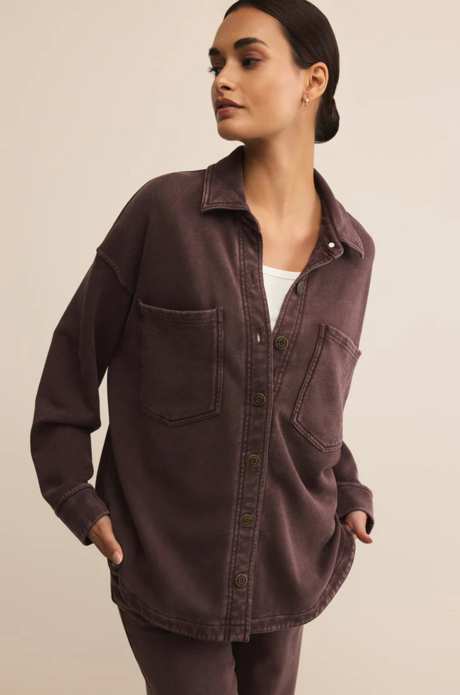 Oversized button down shirt jacket
Relaxed fit
Collared
Long sleeve
Button front
2 front patch pockets
brown shirt jacker
brown shacket