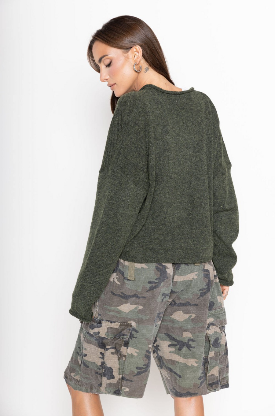 Woman wearing a green sweater and camouflage shorts on a white background
Fuzzy knit cardigan
Crewneck
Front button down closures
Long sleeves
Unlined
green cardigan
fall cardigan
fall outfit
fall transition outfit