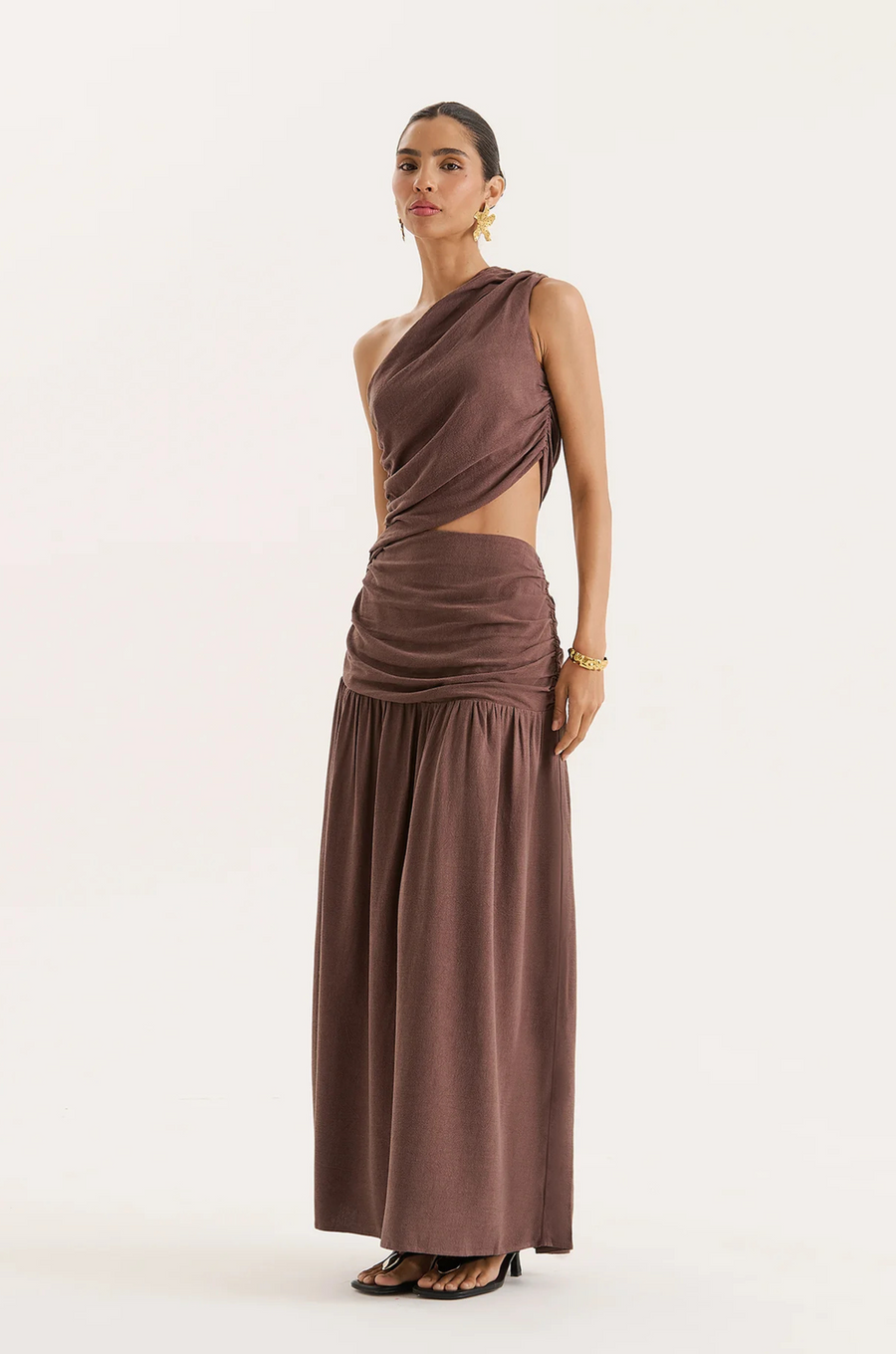 brown Linen one shoulder maxi dress
Asymmetric neckline
Waist cut out
Drop waist
Gathered skirt
brown wedding guest dress