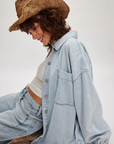 Oversized denim shirt
Front button down closure
Classic chambray denim
Collared neckline
Patch pockets
Drop-shoulder balloon sleeves