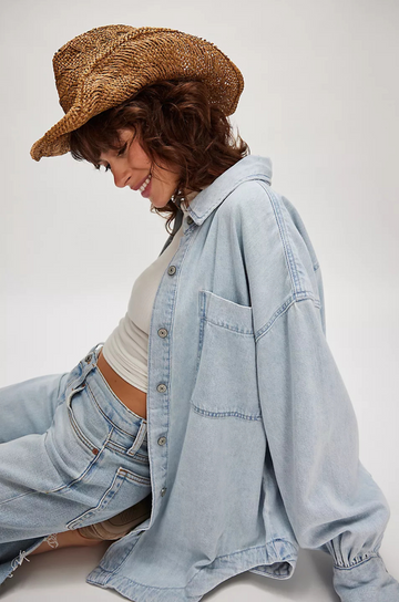 Oversized denim shirt
Front button down closure
Classic chambray denim
Collared neckline
Patch pockets
Drop-shoulder balloon sleeves