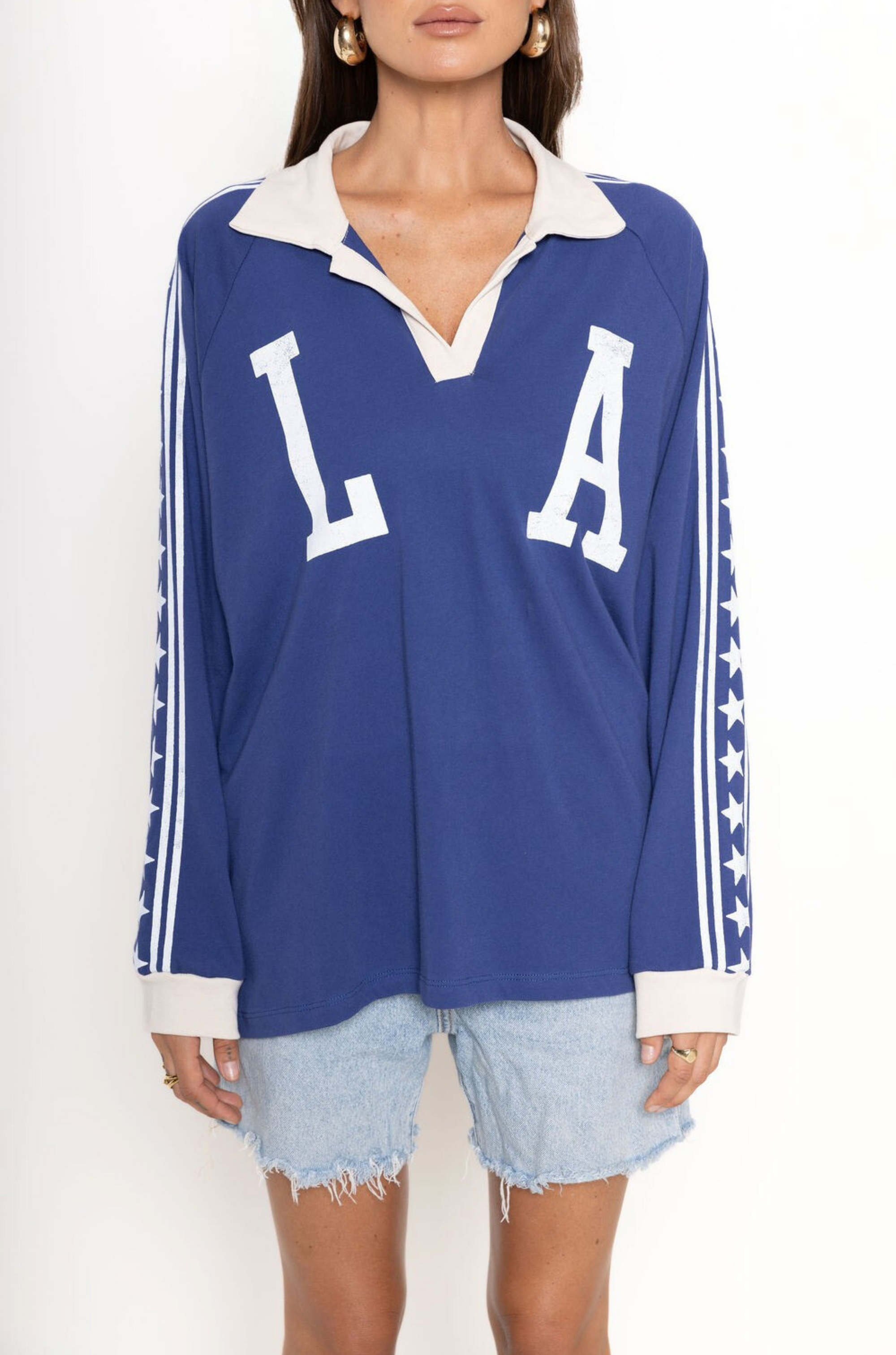 Raglan Rugby Long Sleeve
Featuring a shoutout to Los Angeles across the chest
Star detailed sleeves
Oversized fit
Collar and placket
Blue LA long sleeve top
Dodgers top