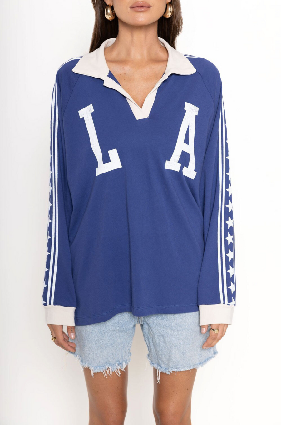 Raglan Rugby Long Sleeve
Featuring a shoutout to Los Angeles across the chest
Star detailed sleeves
Oversized fit
Collar and placket
Blue LA long sleeve top
Dodgers top