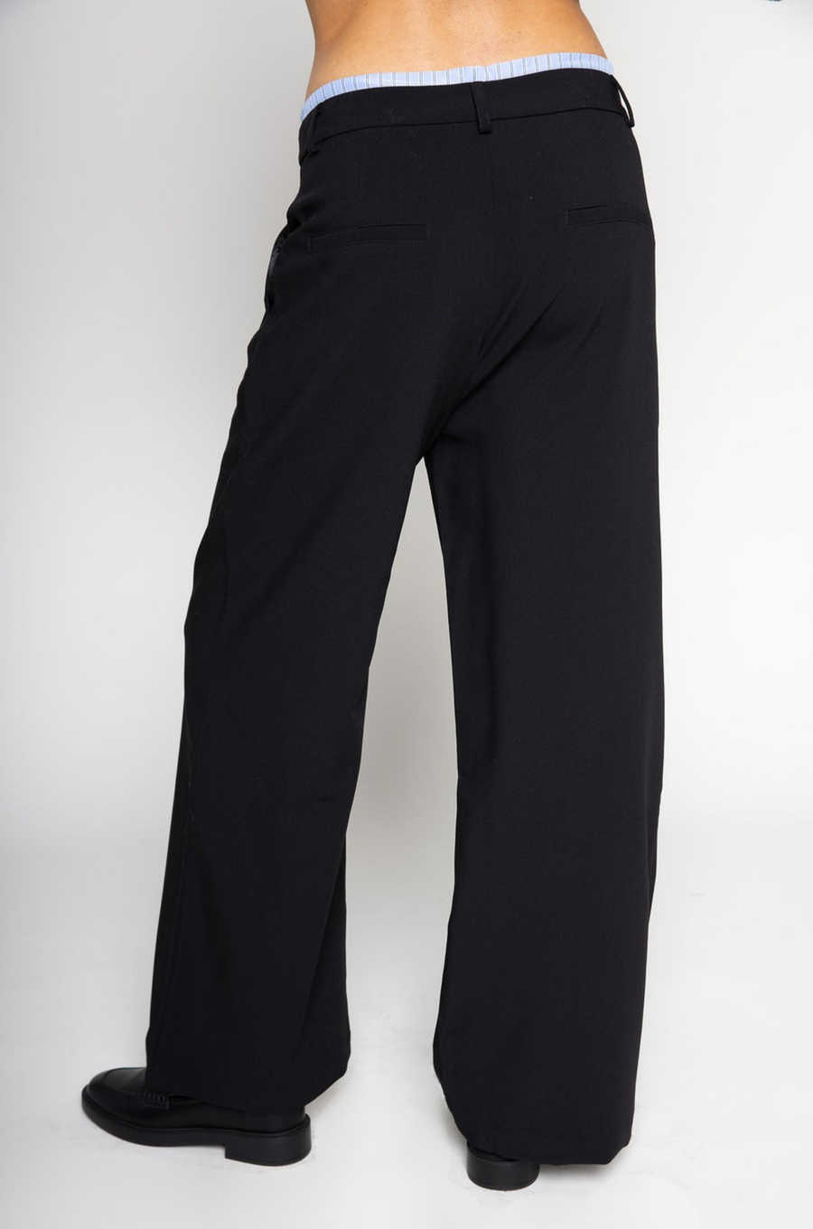 Stretch trouser pants
Trimmed waist
Button and zipper fly
Side pockets
Faux back pockets
Unlined
black trouser pants
cute work pants
fall outfit