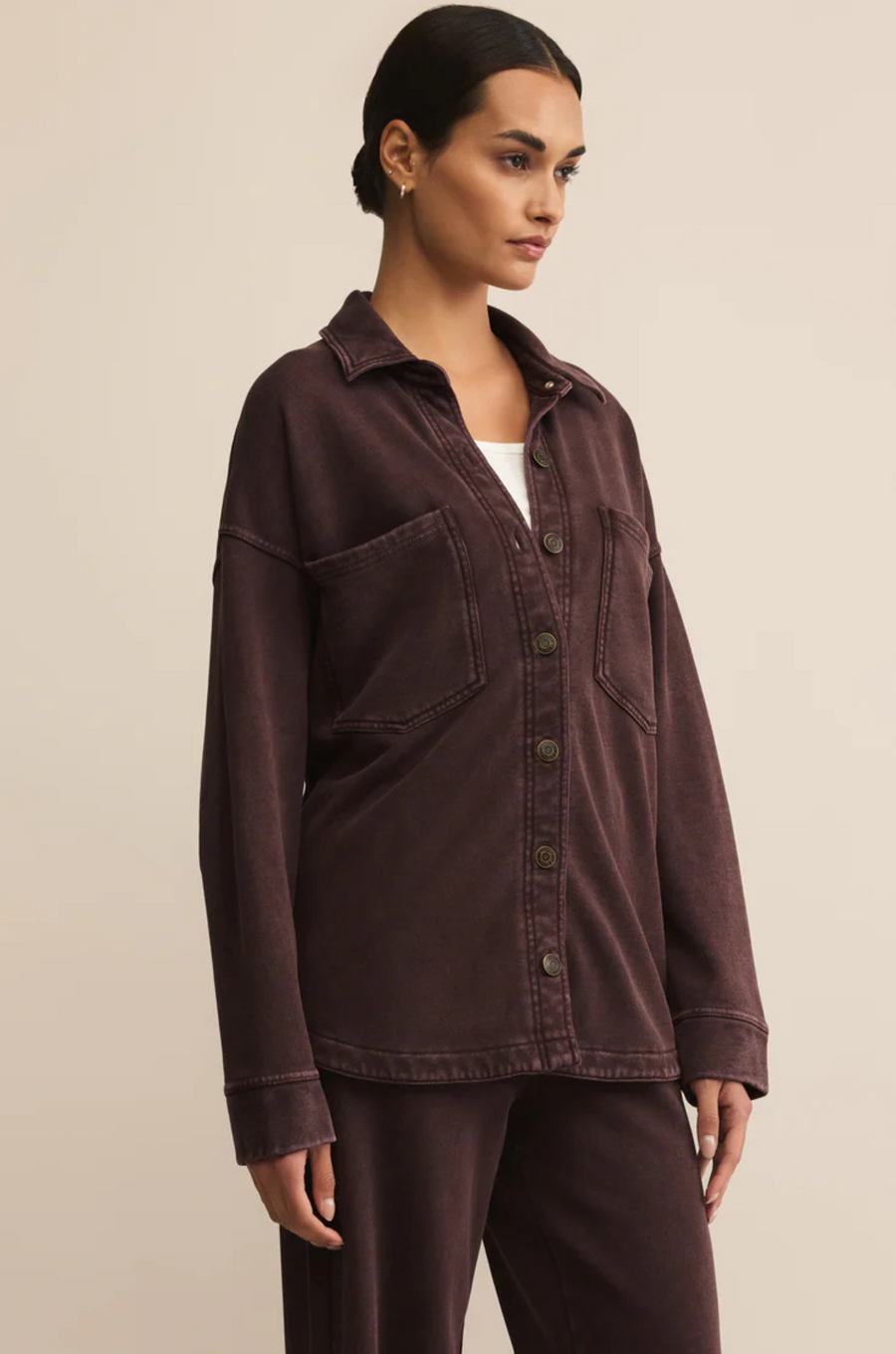 Oversized button down shirt jacket
Relaxed fit
Collared
Long sleeve
Button front
2 front patch pockets
brown shirt jacker
brown shacket