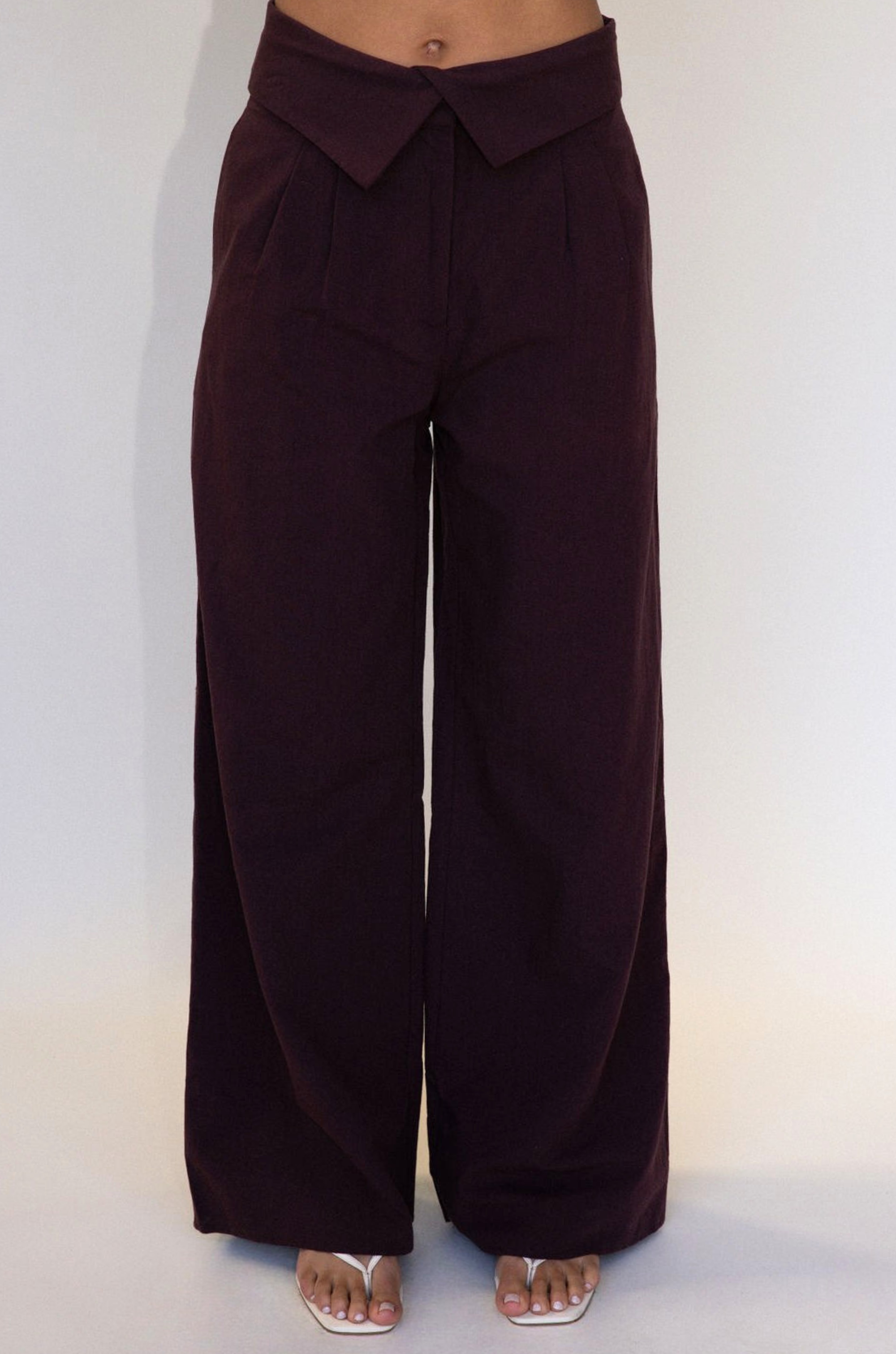 brown Woven wide leg pants
Folded waistband
Hook and eye and zipper fly
Side pockets
Faux back pockets
Fully lined
work pants
cute office work pants trousers