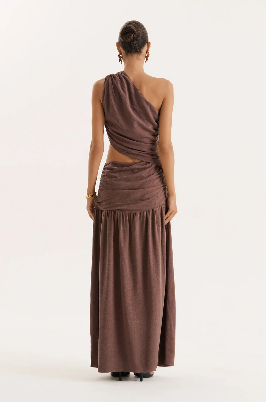 brown Linen one shoulder maxi dress
Asymmetric neckline
Waist cut out
Drop waist
Gathered skirt
brown wedding guest dress