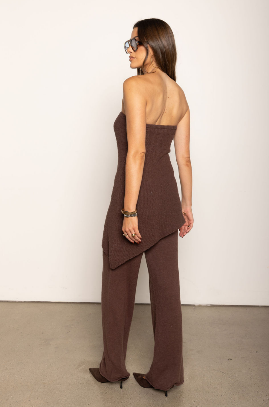 TOP
Knit asymmetrical tube top
Elastic band
Partially lined
brown asymmetrical tube top

BOTTOM
brown Knit lounge pant
Elastic waistband

fall outfit
thanksgiving outfit