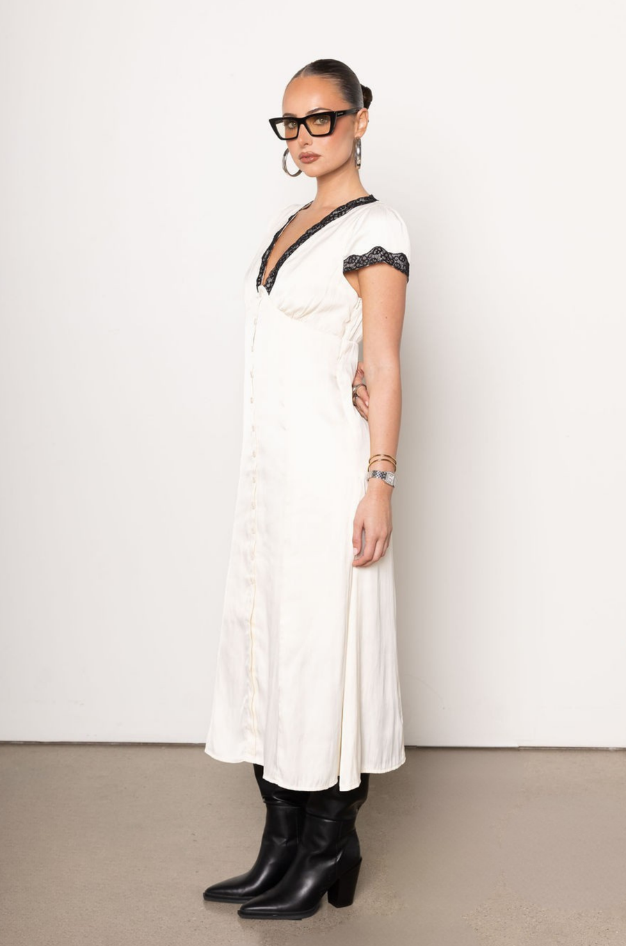 ivory Satin midi dress
Contrast lace trim
Short sleeve
V-neckine
Button down closure
Lined
Length: 45"
Polyester
white satin midi dress
vintage midi dress
fall outfit
fall dress
bridal dress