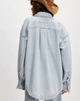 Oversized denim shirt
Front button down closure
Classic chambray denim
Collared neckline
Patch pockets
Drop-shoulder balloon sleeves