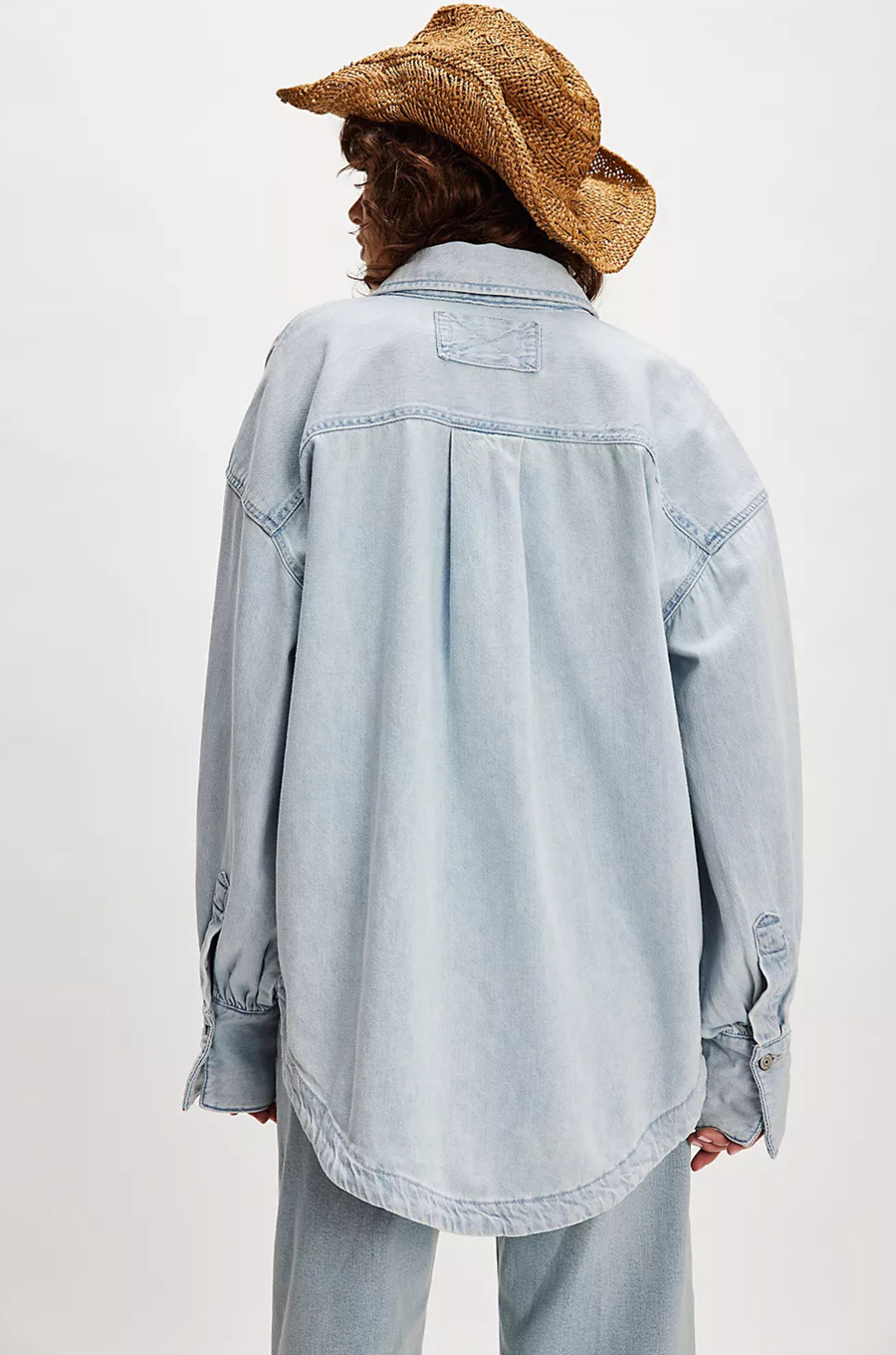 Oversized denim shirt
Front button down closure
Classic chambray denim
Collared neckline
Patch pockets
Drop-shoulder balloon sleeves