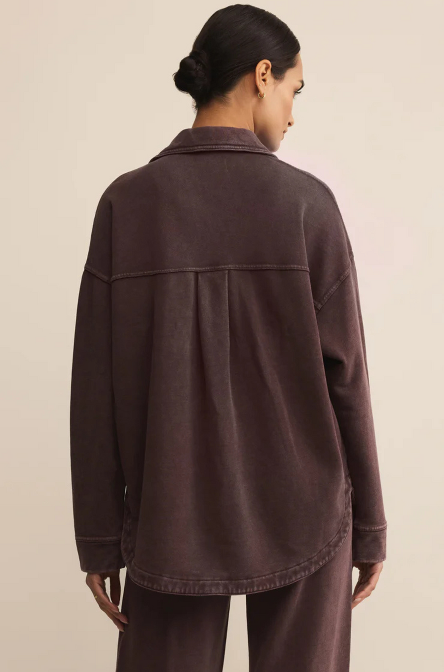 Oversized button down shirt jacket
Relaxed fit
Collared
Long sleeve
Button front
2 front patch pockets
brown shirt jacker
brown shacket
