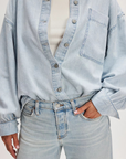 Oversized denim shirt
Front button down closure
Classic chambray denim
Collared neckline
Patch pockets
Drop-shoulder balloon sleeves