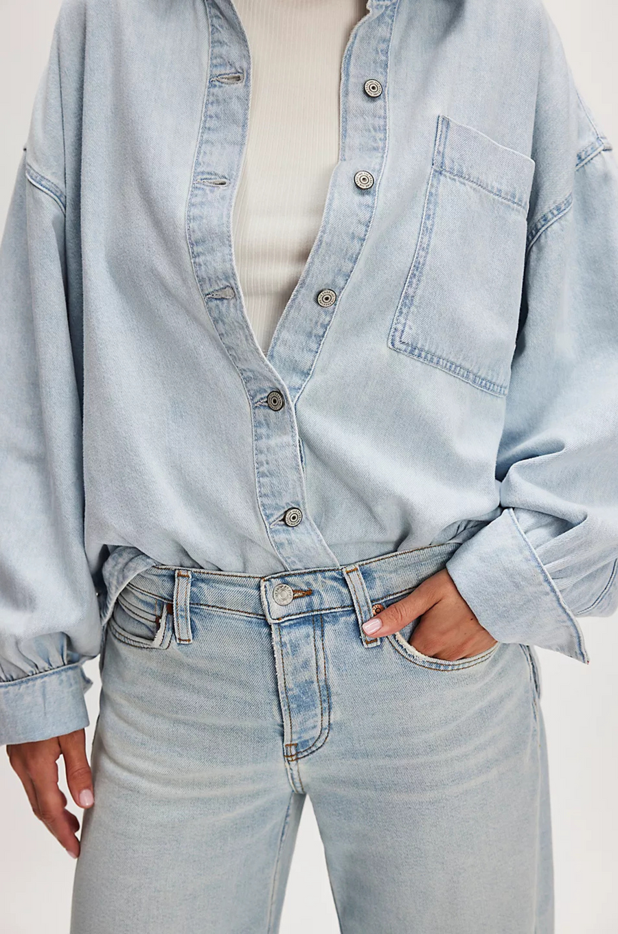 Oversized denim shirt
Front button down closure
Classic chambray denim
Collared neckline
Patch pockets
Drop-shoulder balloon sleeves