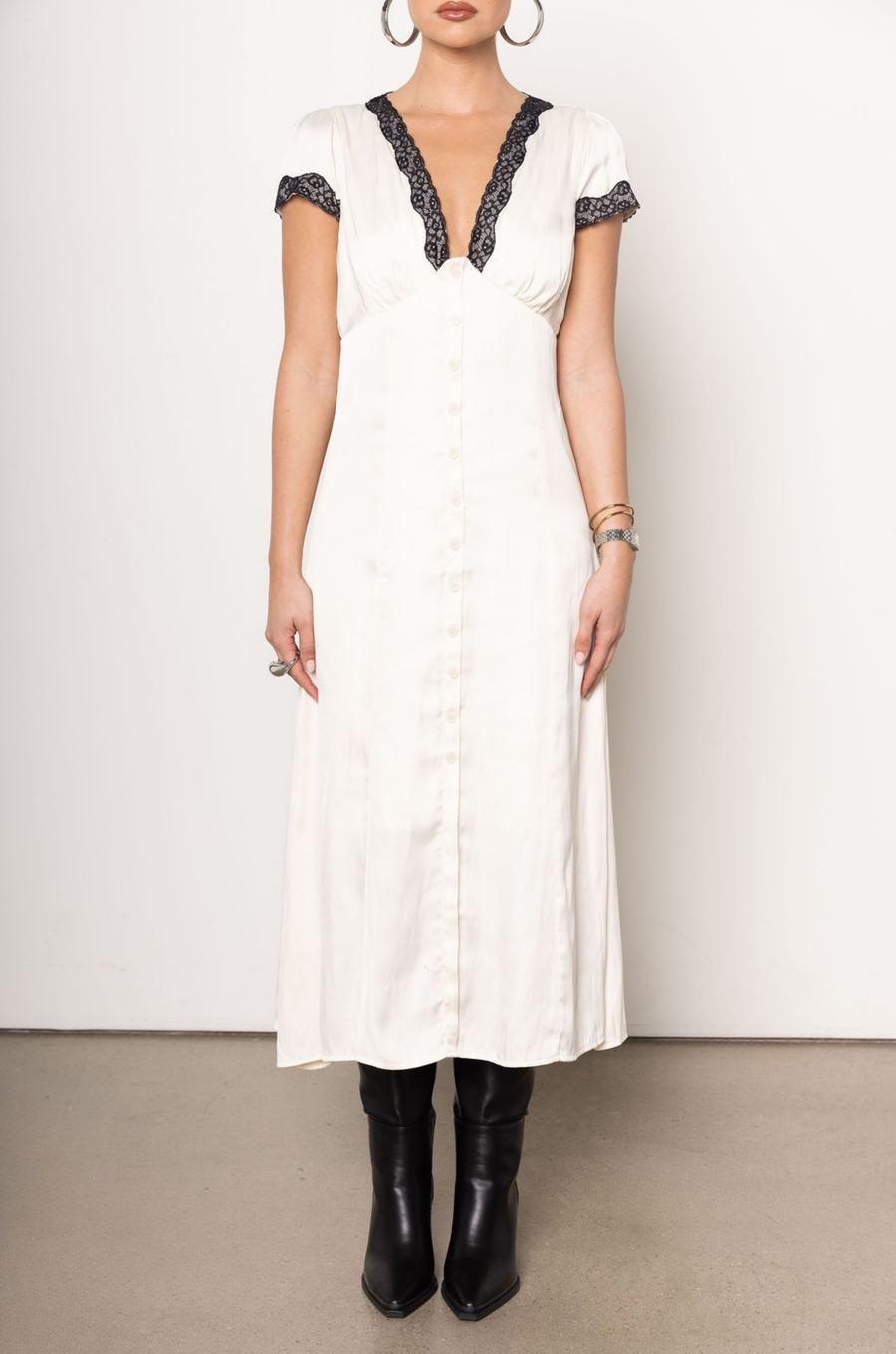 ivory Satin midi dress
Contrast lace trim
Short sleeve
V-neckine
Button down closure
Lined
Length: 45"
Polyester
white satin midi dress
vintage midi dress
fall outfit
fall dress
bridal dress