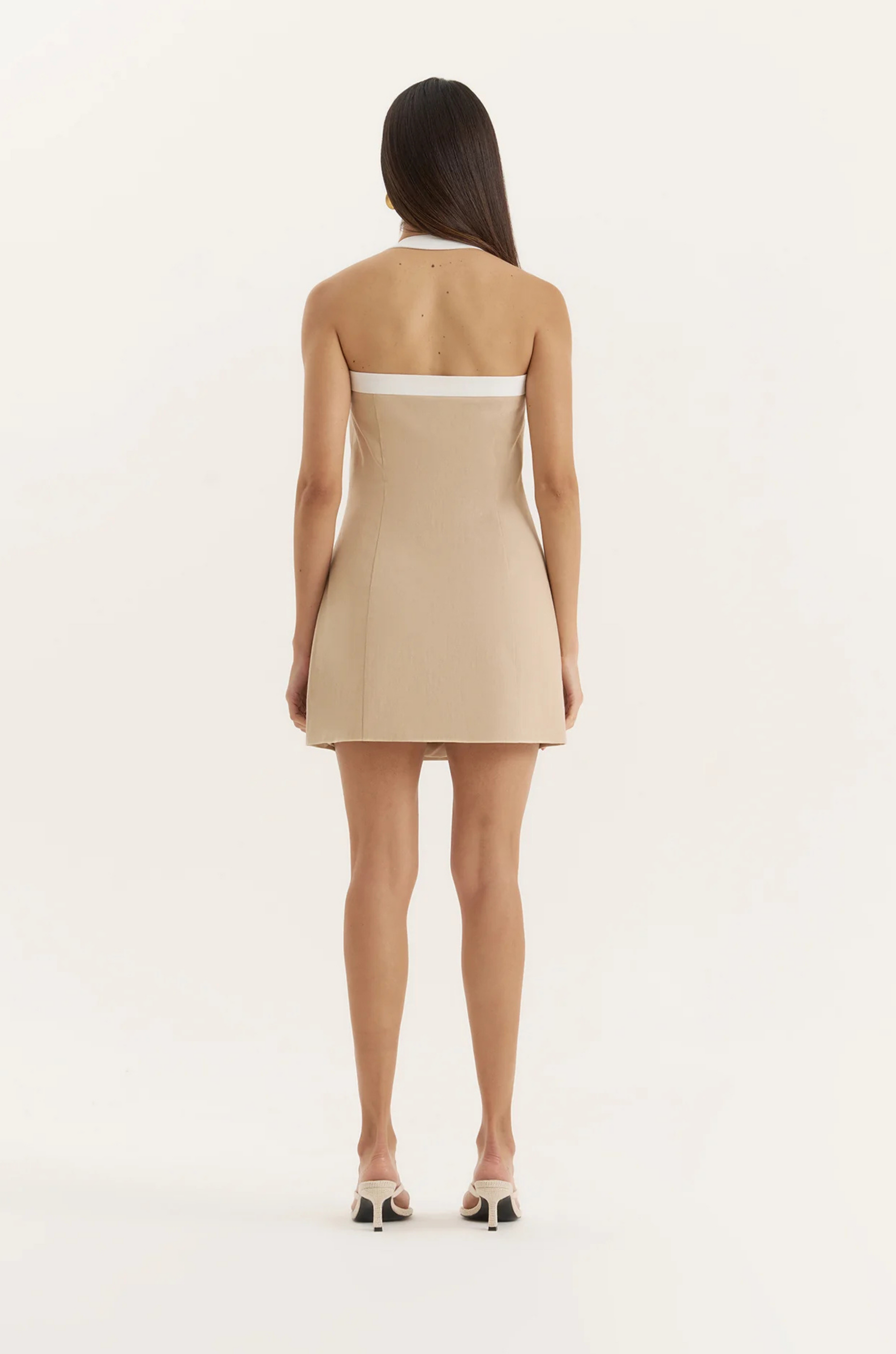tan beige Fit and flare halter mini dress
Square neckline
Halter style fastening
Contrast trim
Summer mini dress