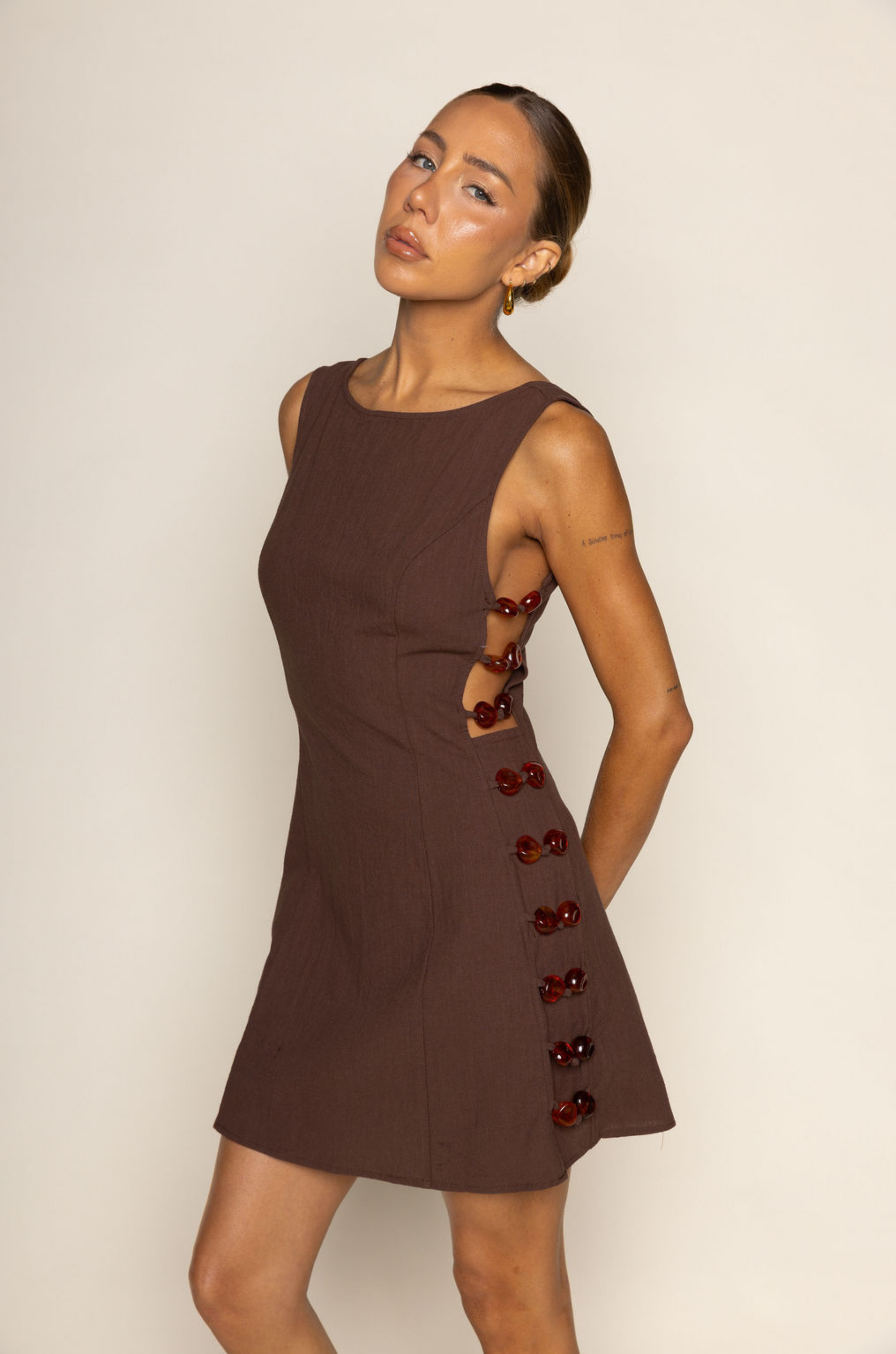 brown Woven mini dress
Side bead detail
Side cut outs
Back zipper closure
Unlined
resort wear
resort mini dress