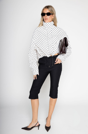 white snd black polka dot set
zara dupe
TOP
Polka dot collared jacket
Button zipper closure
Adjustable drawstring
Side pockets
Unlined
Length: 22.5"
Polyester

BOTTOMS
Polka dot high waisted shorts
Button zipper closure
Belt loops
Side pockets
Faux back pockets
Unlined
Length: 13" / Waist: 30" / Rise: 11.5"
Polyester