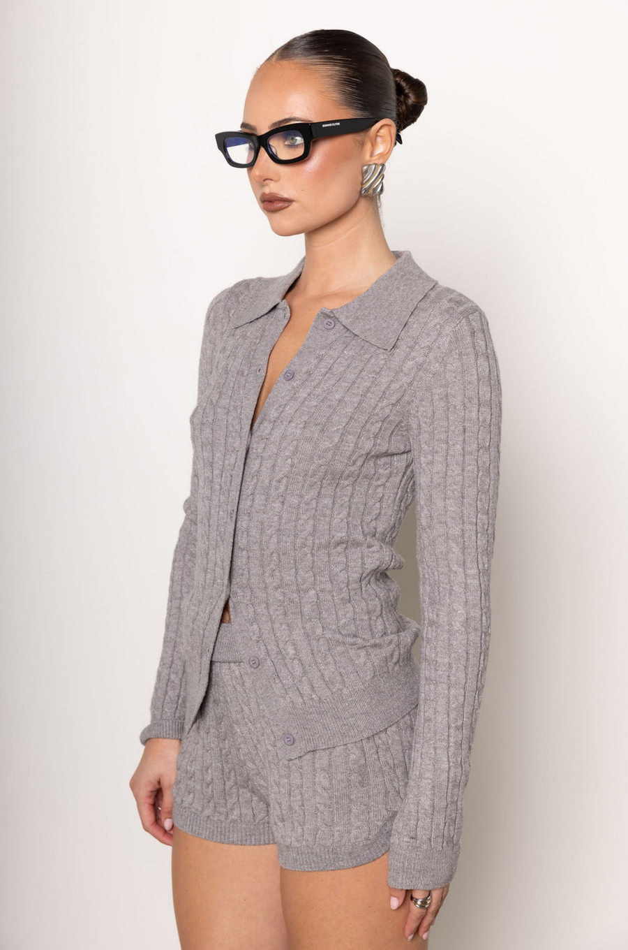 Grey Cable knit cardigan
Front button down closure
Ribbed collar
Has stretch
Unlined
Frankies knit dupe