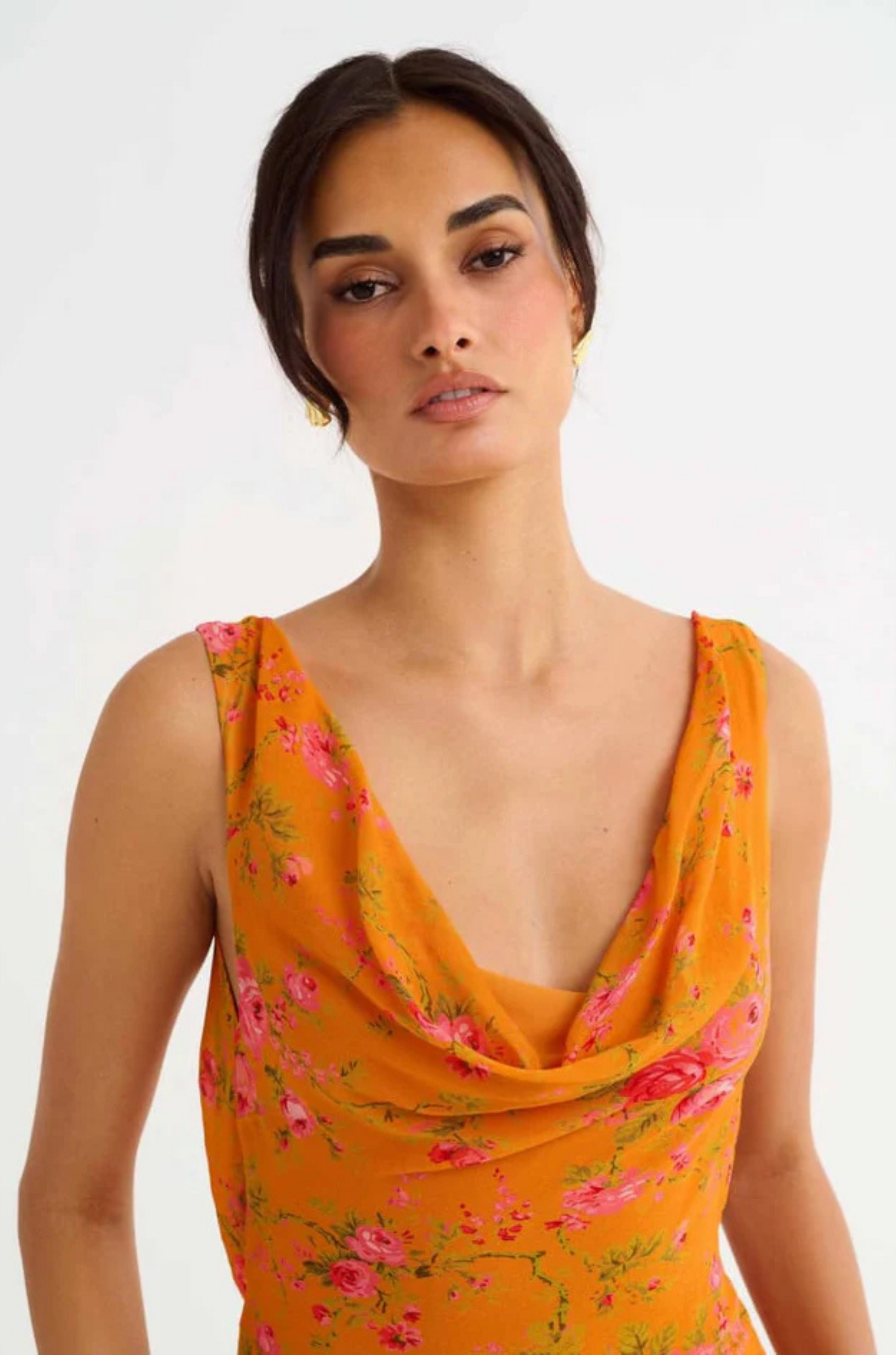 orange Floral printed maxi dress
Cowl neck
Open back with cowl
Adjustable ties at lower back for waist snatching
Mermaid hem
wedding guest dress
