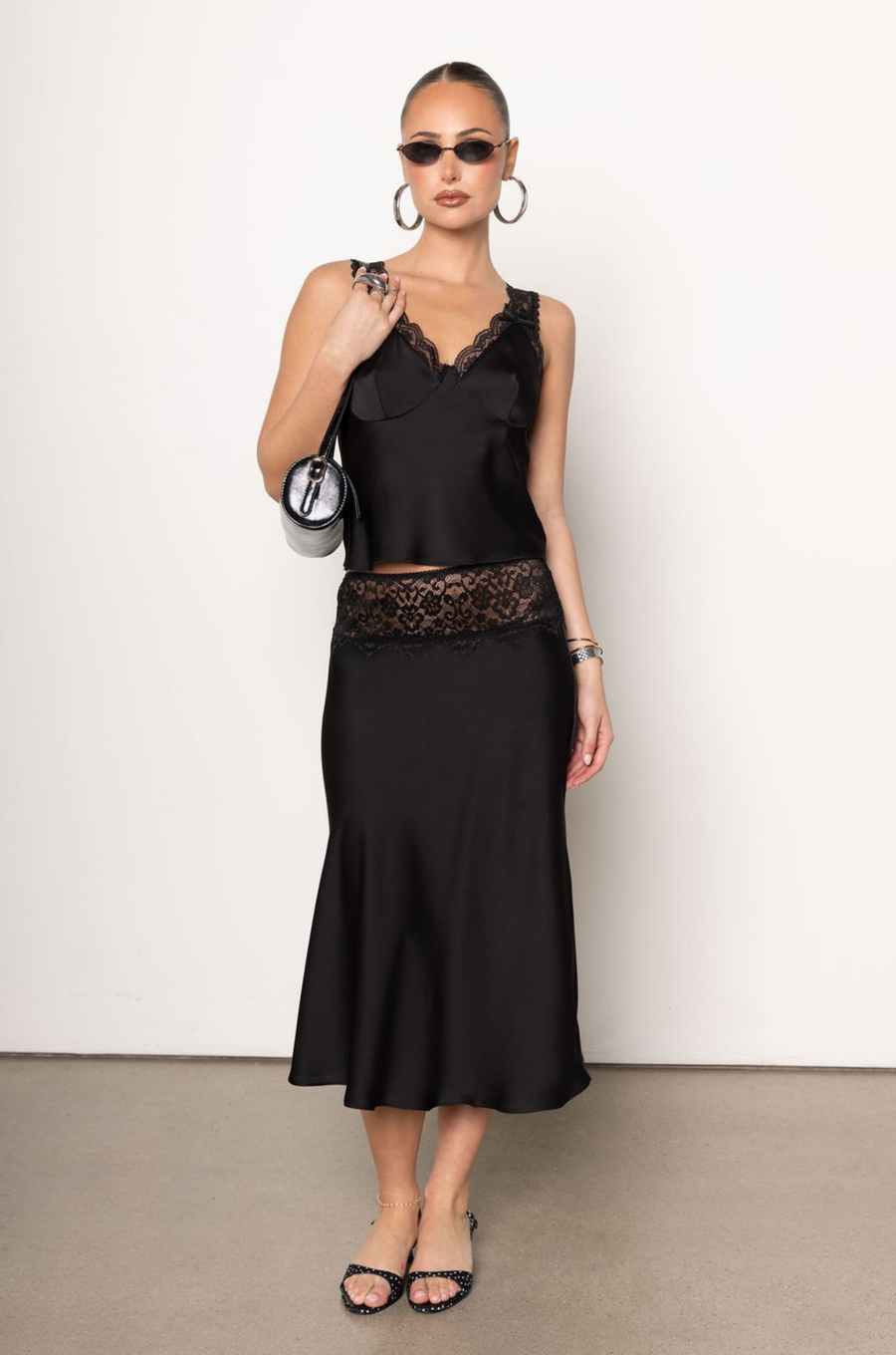 Satin midi skirt
Lace trim
Elastic waistband
Unlined
Partially sheer
black satin midi skirt
frankies dupe
