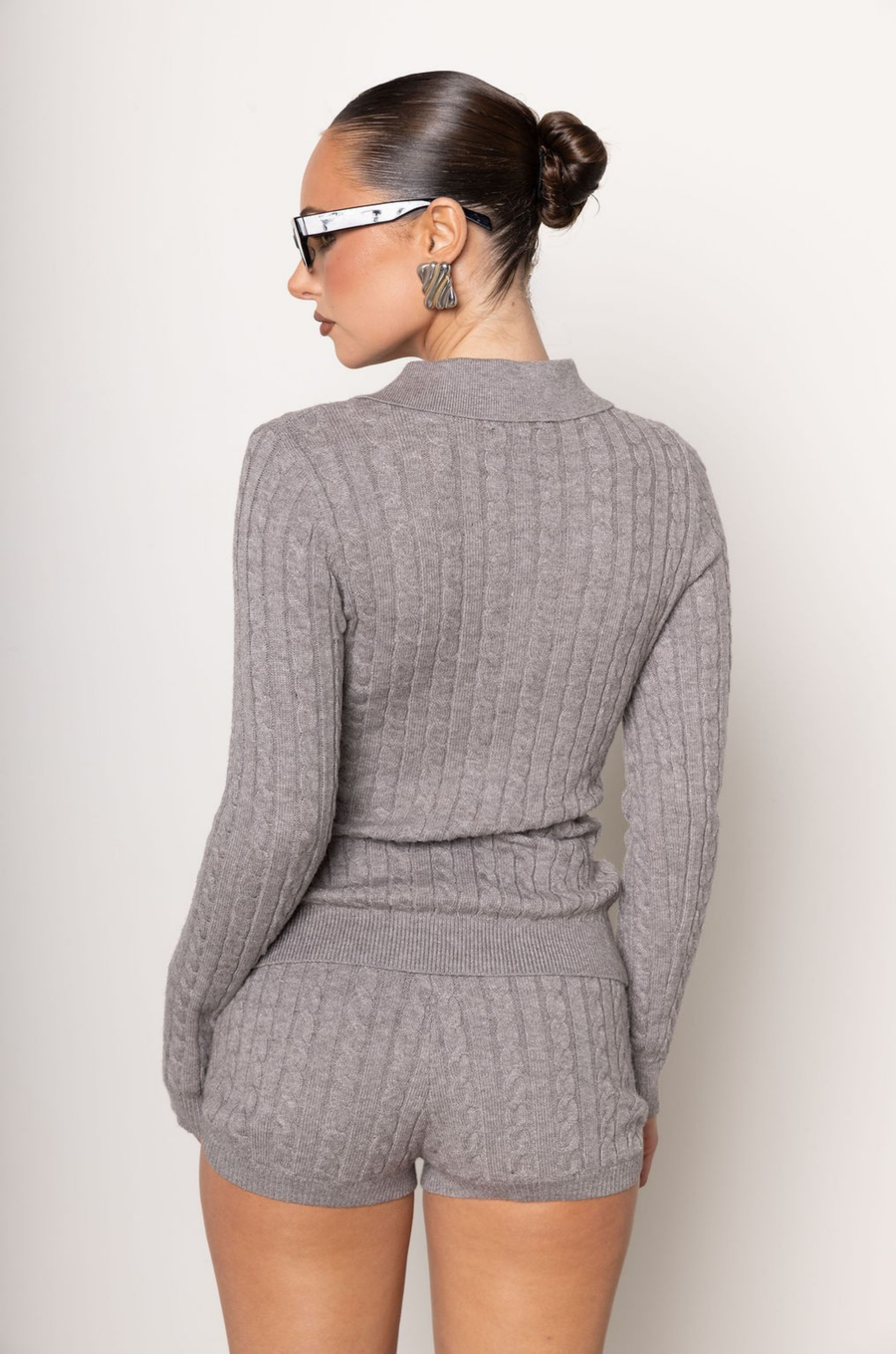 Grey Cable knit cardigan
Front button down closure
Ribbed collar
Has stretch
Unlined
Frankies knit dupe