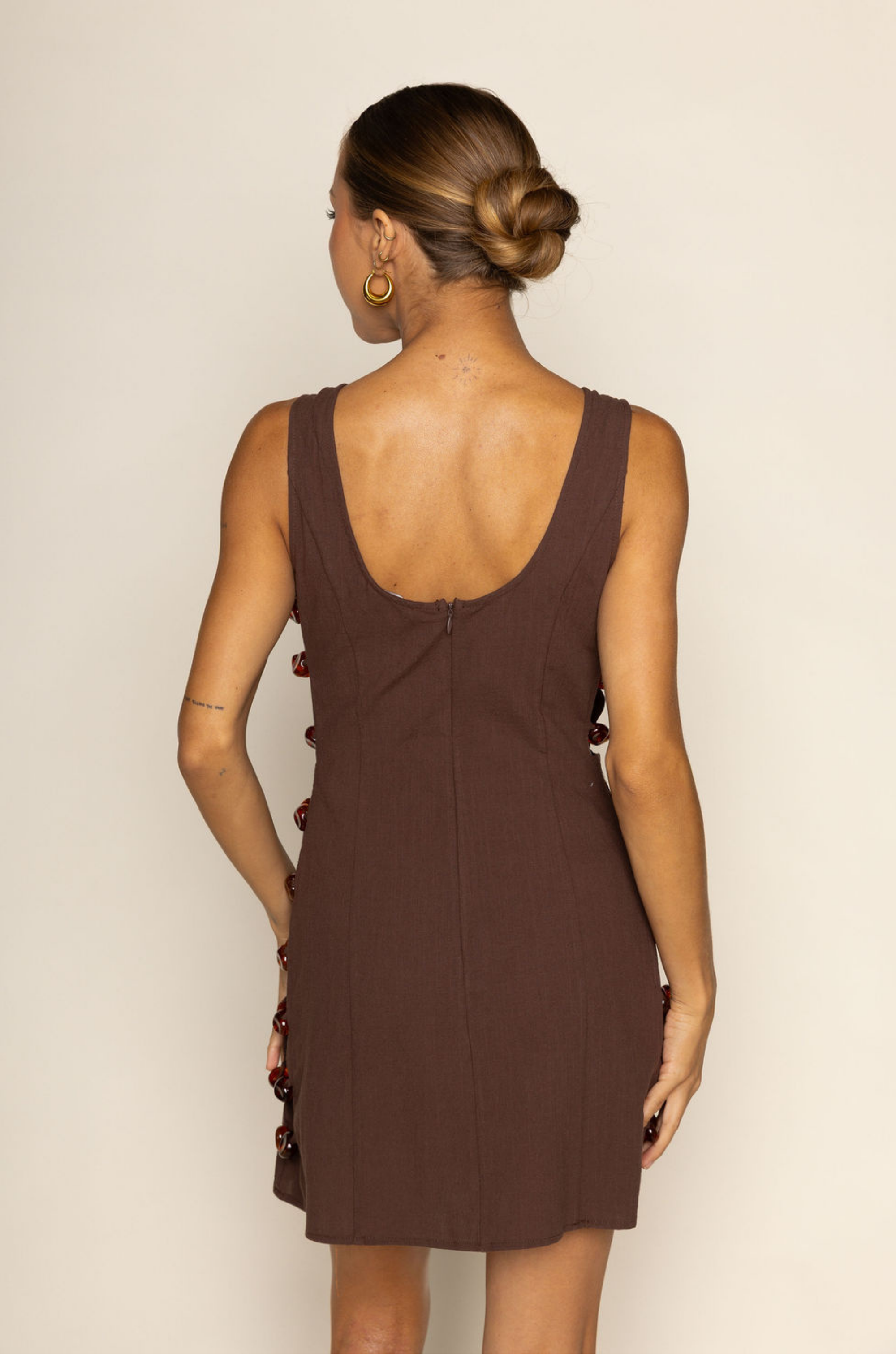 brown Woven mini dress
Side bead detail
Side cut outs
Back zipper closure
Unlined
resort wear
resort mini dress