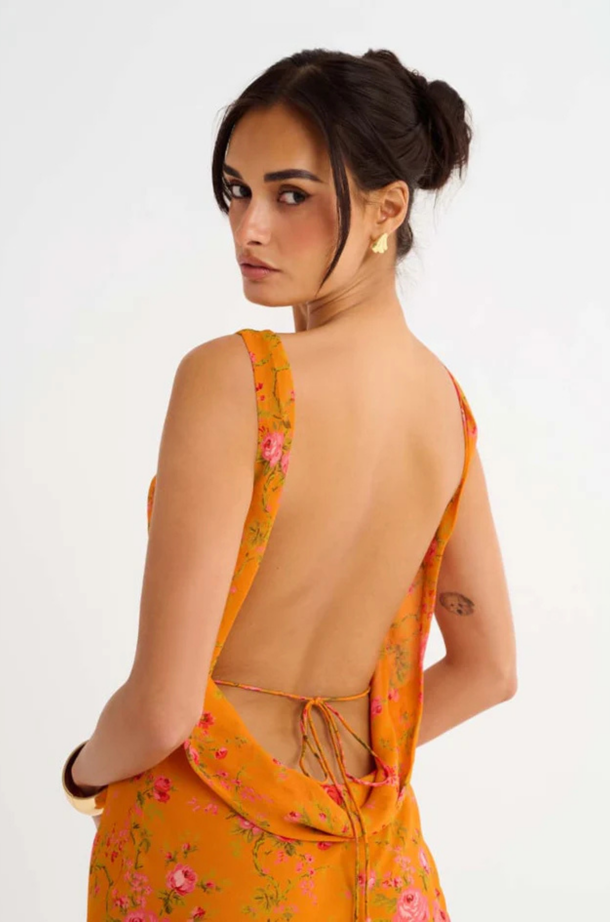 orange Floral printed maxi dress
Cowl neck
Open back with cowl
Adjustable ties at lower back for waist snatching
Mermaid hem
wedding guest dress