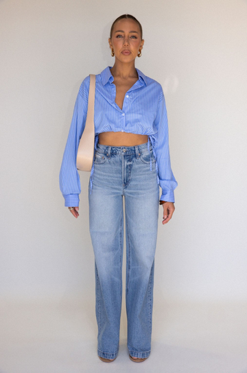 High rise light wash denim jeans
Relaxed/ wide leg silhouette
Clean finished hem
Crafted with comfort stretch denim
medium wash high rise jeans