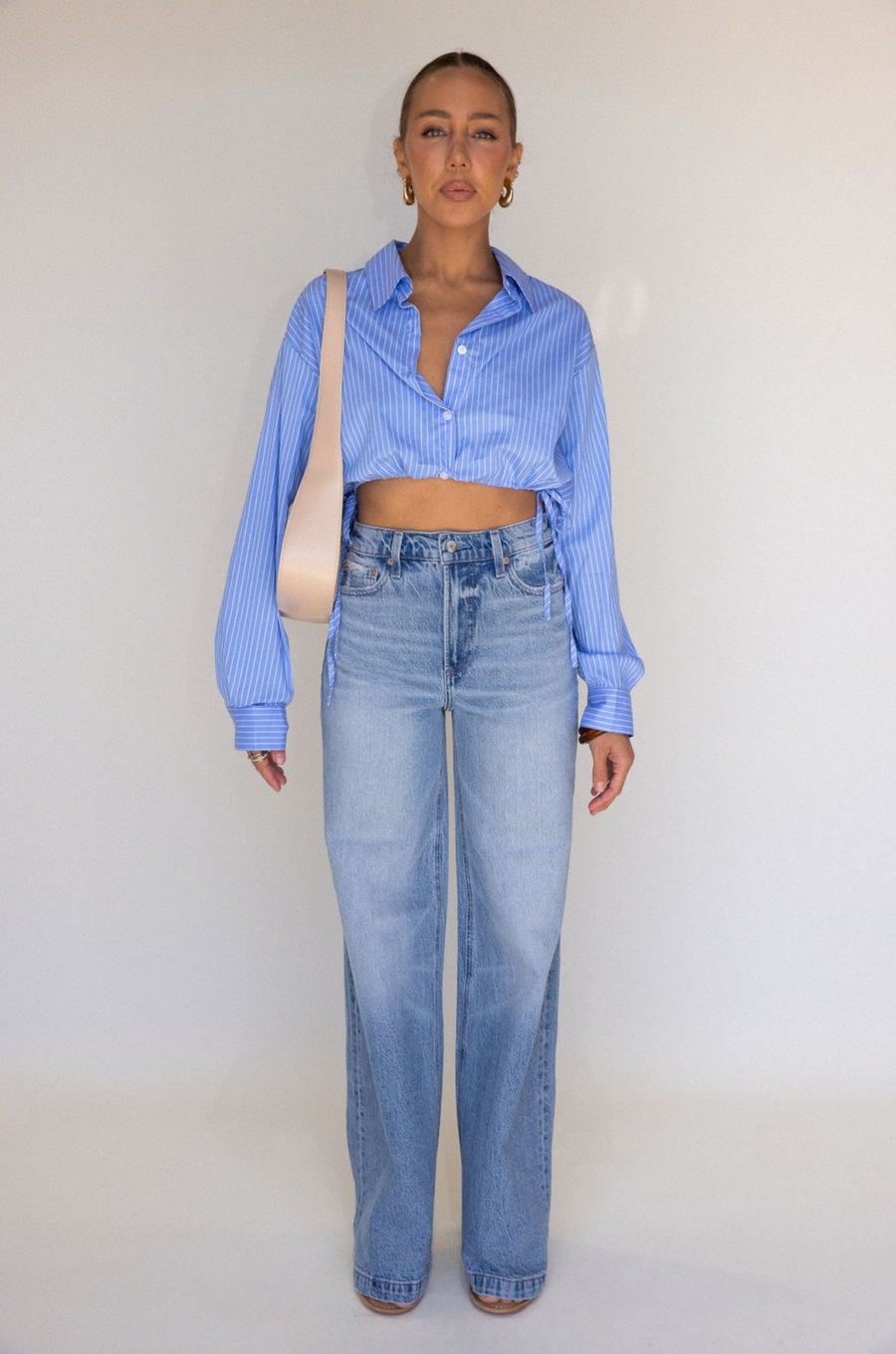 High rise light wash denim jeans
Relaxed/ wide leg silhouette
Clean finished hem
Crafted with comfort stretch denim
medium wash high rise jeans