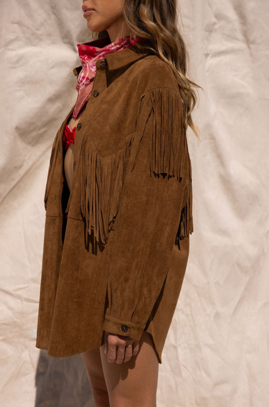 Faux suede jacket
Collar neckline
Long sleeves with button closures
brown western Fringe jacket 
Front button down closures
Unlined
country jacket
country concert jacket outfit
stagecoach jacket outfit
festival outfit