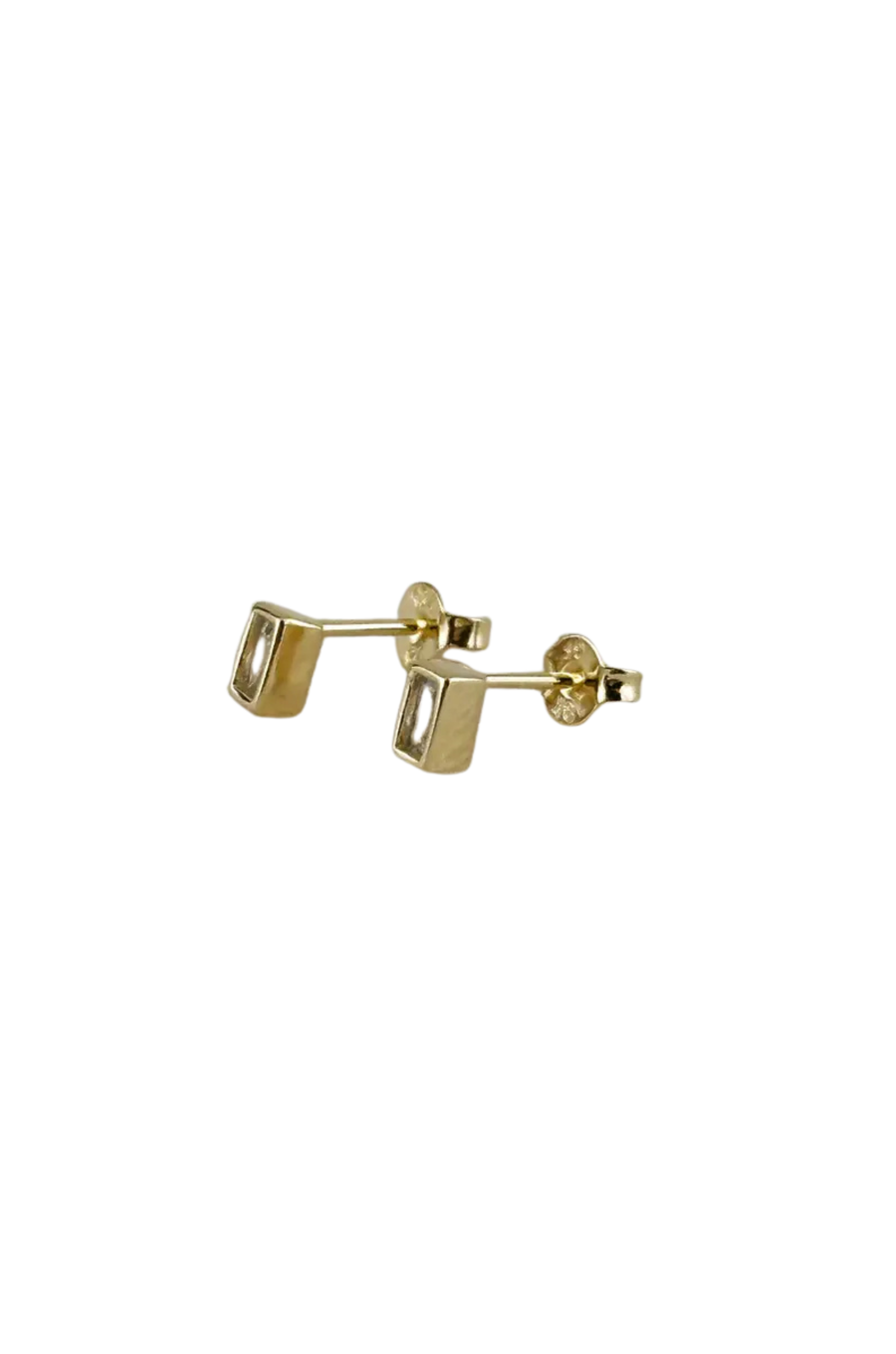 18k gold filled stud earrings
Elegant bezel-set baguette design that captures the light beautifully
Butterfly backs
Metal: 18k Gold filled
5mm x 3mm Stud
Hypoallergenic/Waterproof