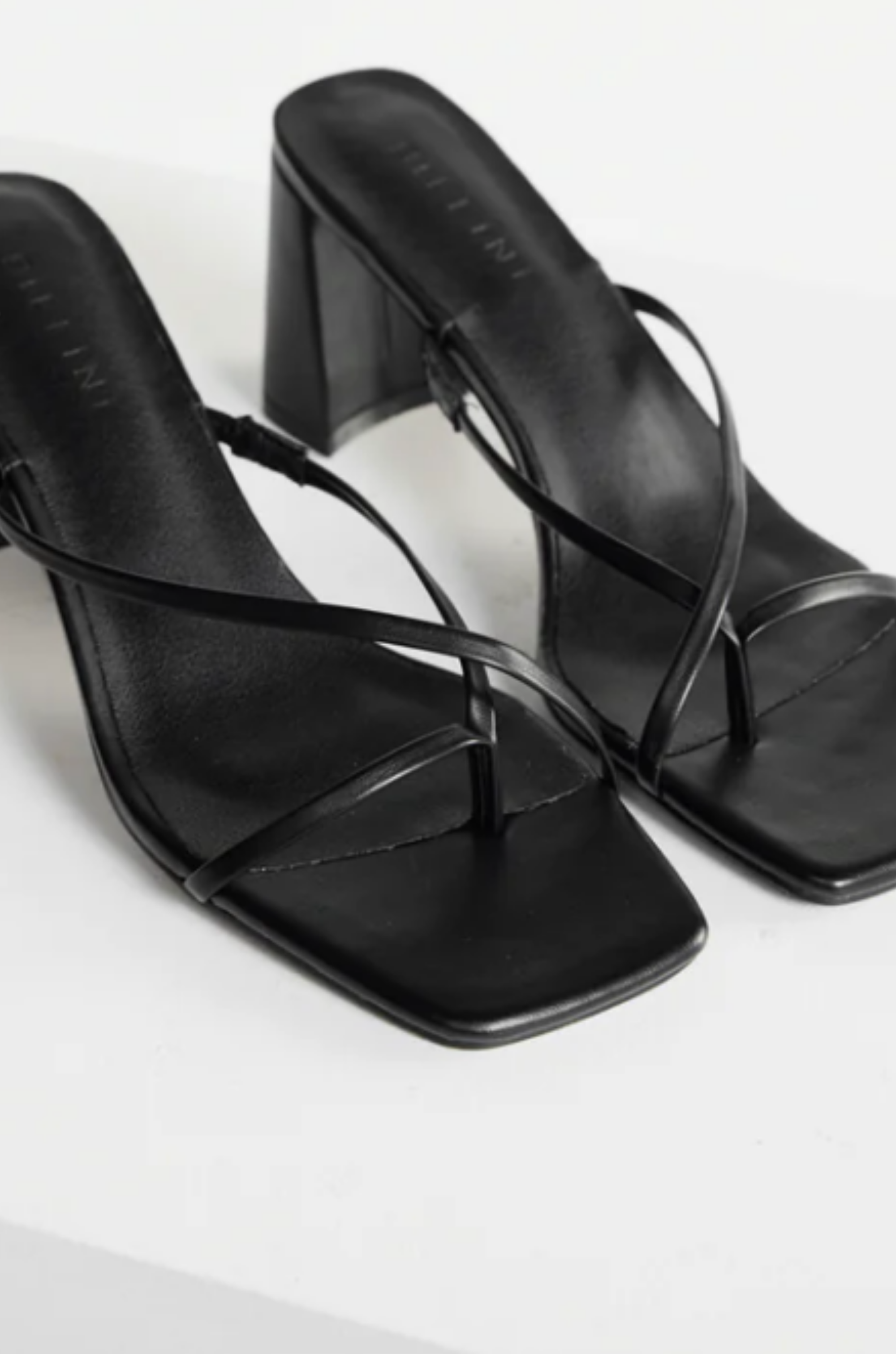 black Cross over strap heels
Squared toe
Block heel