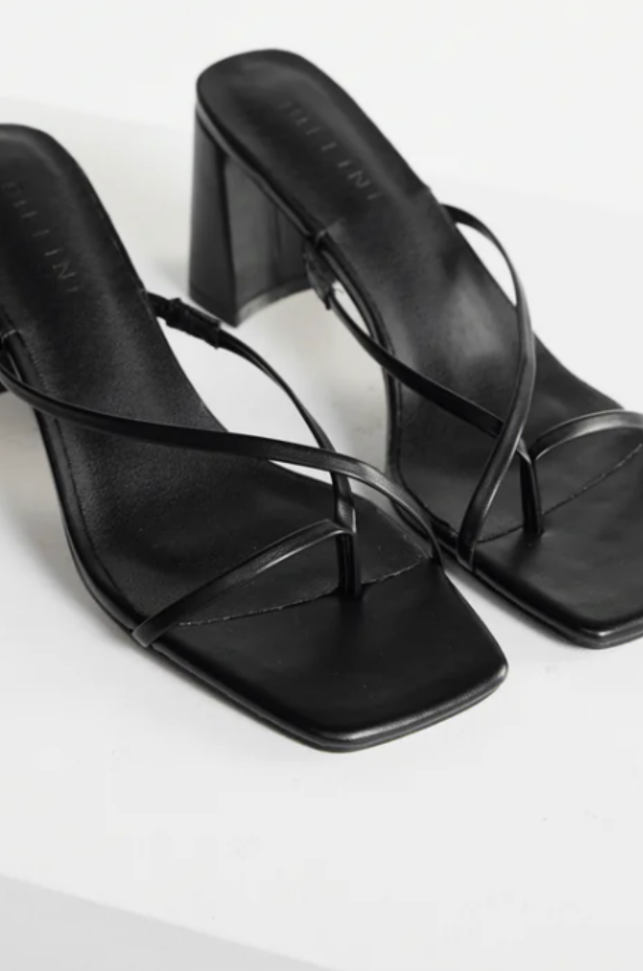 black Cross over strap heels
Squared toe
Block heel