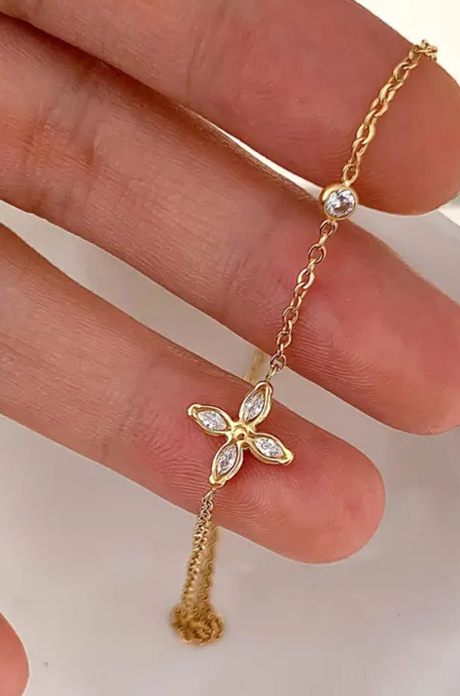18K Gold Non-Tarnish Dainty Flower Pendant Necklace
18K Gold Plating
Stainless Steel
