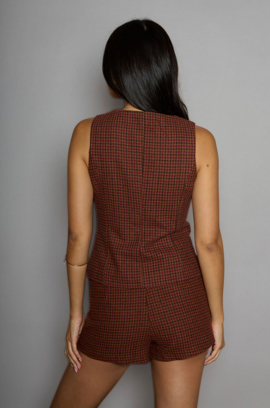 Houndstooth woven skort. Back hook and eye and zipper closures. Fully lined. plaid skort. plaid skort set. fall outfit. winter outfit