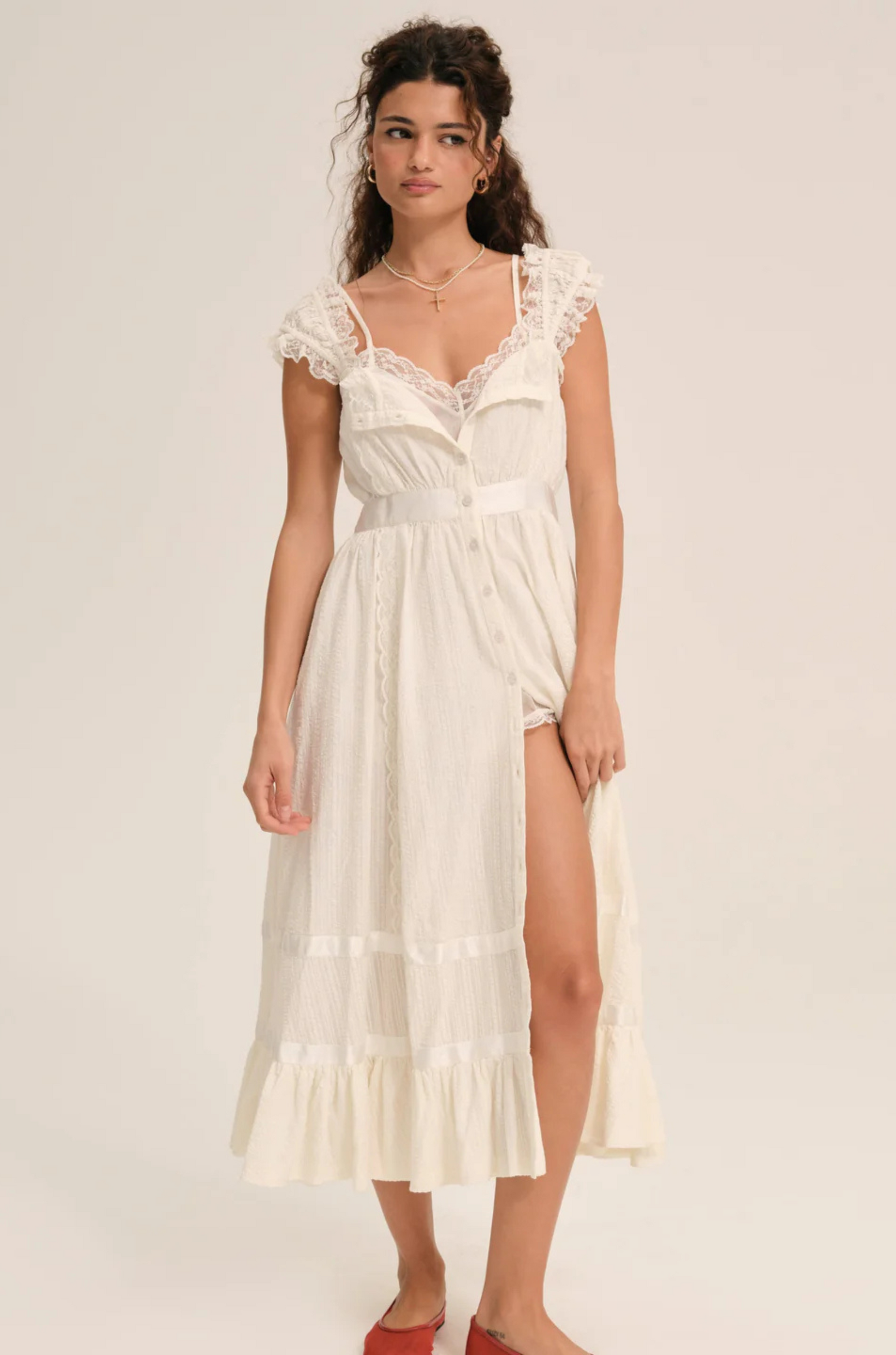 Cotton midi dress
Includes a romper liner
Center-front button closure
Lace trims
Satin ribbon details
white ivory summer mini dress
countryside midi dress
bridal midi dress