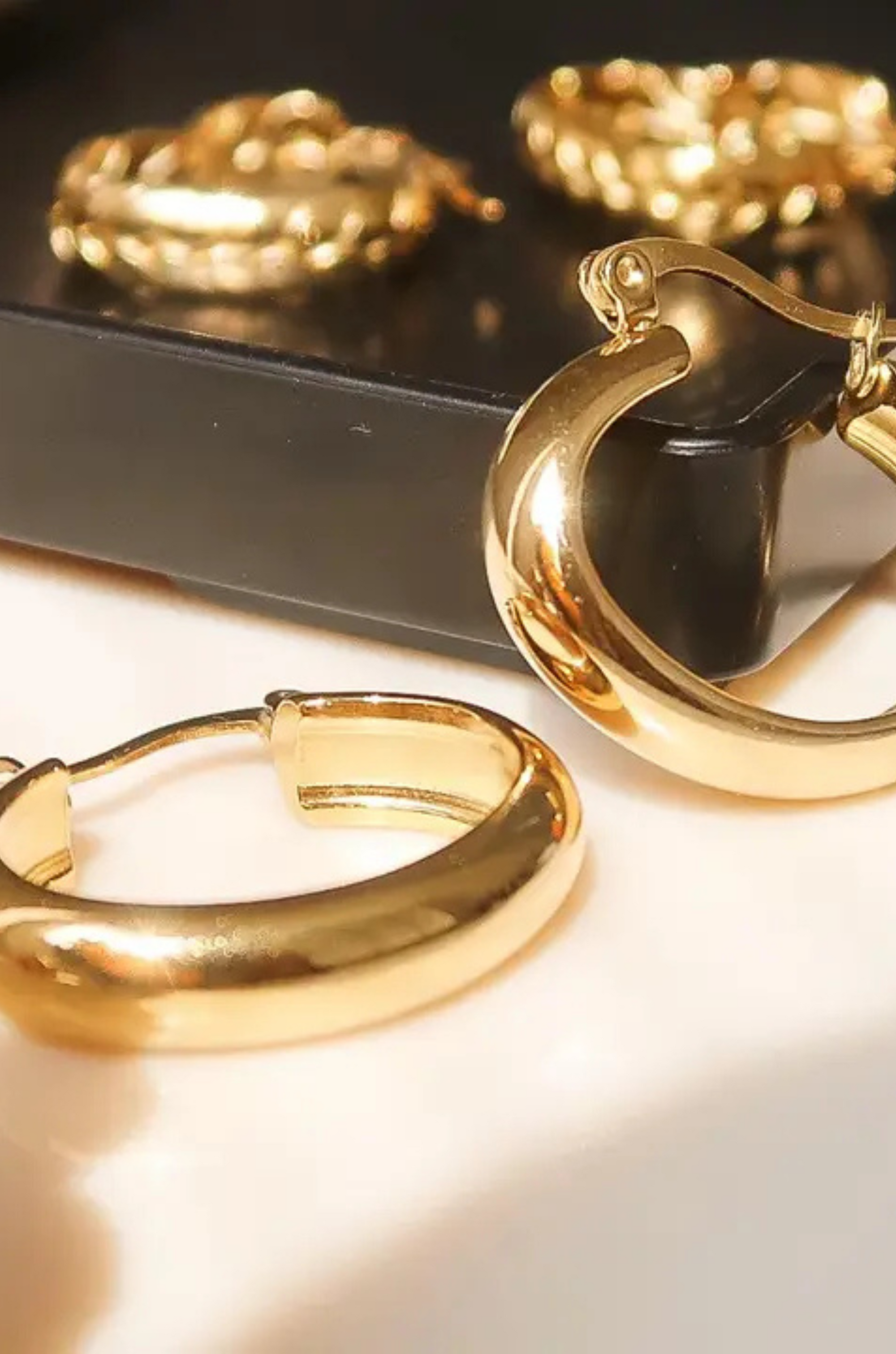 18K Non-Tarnish Classic Elongated Hoop Earring
18K Gold Plating
Stainless Steel
