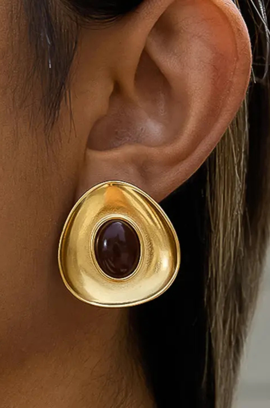 18K Gold Non-Tarnish Gemstone Oval Earrings
18K Gold Plating
Stainless Steel
Measurement (L x W inch):1.17x 1.13
Lead-free/Nickel-safe/Hypoallergenic/Water Resistant
Oval gold statement earrings